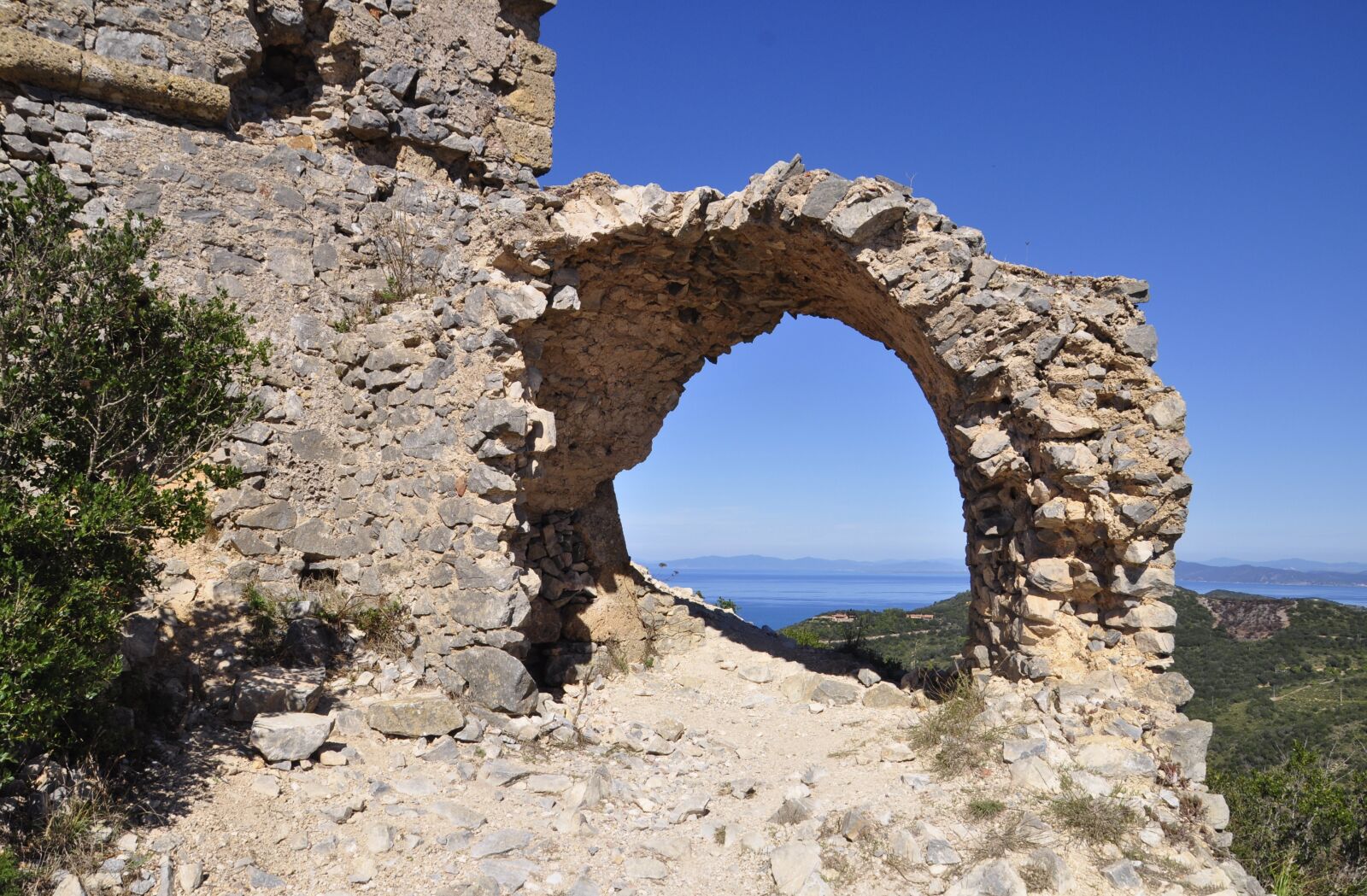 Nikon D5000 sample photo. Castle, ruined, rocks photography