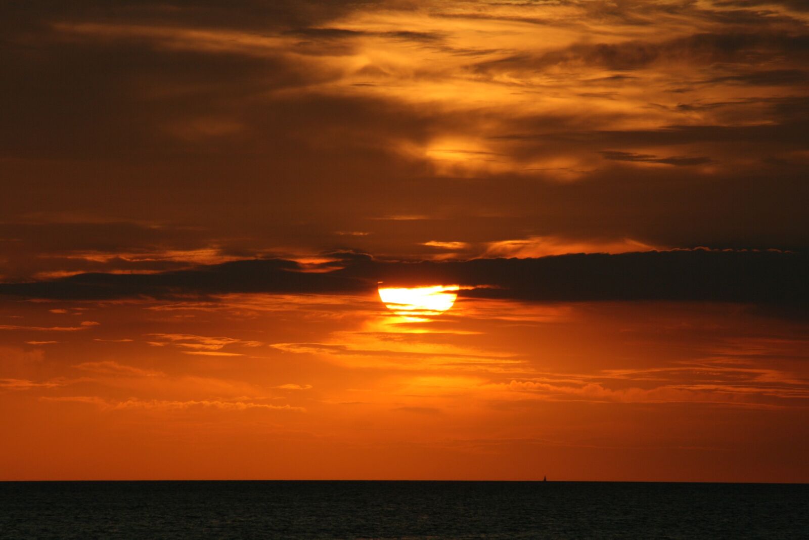 Canon EOS 400D (EOS Digital Rebel XTi / EOS Kiss Digital X) sample photo. Sunset, beach, sea photography