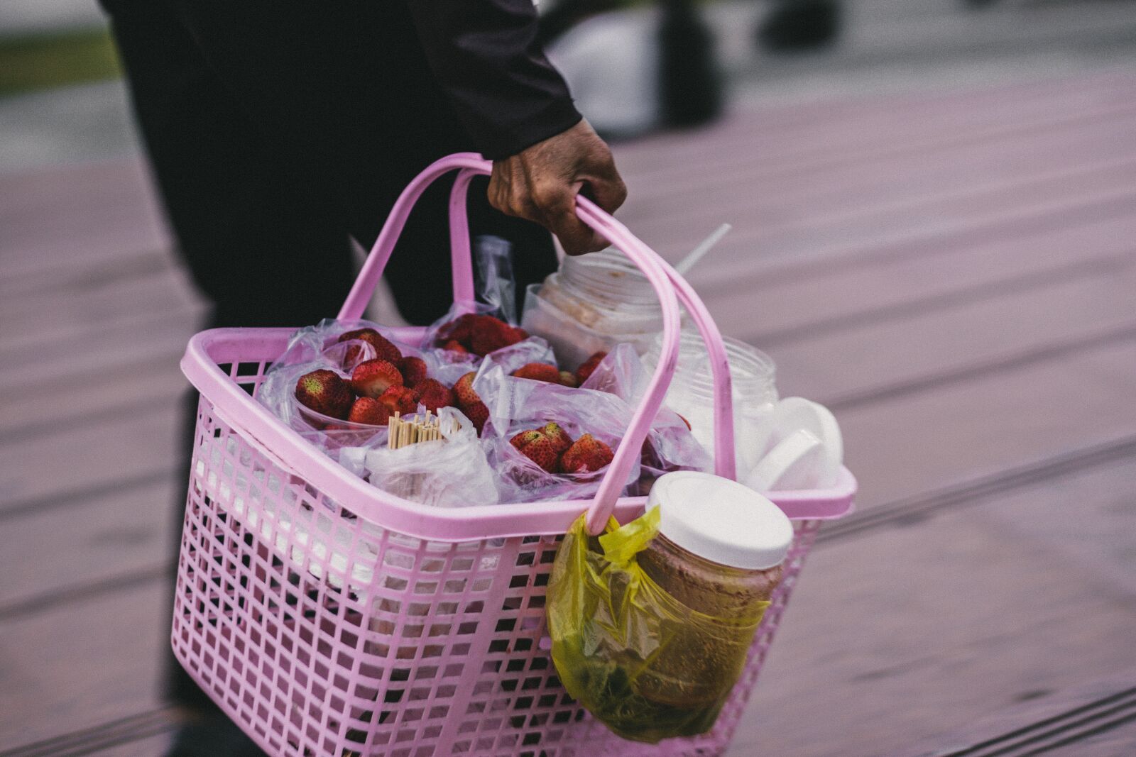 Canon EOS 50D + Canon EF 50mm F1.8 STM sample photo. Hawkers, strawberry, sell photography