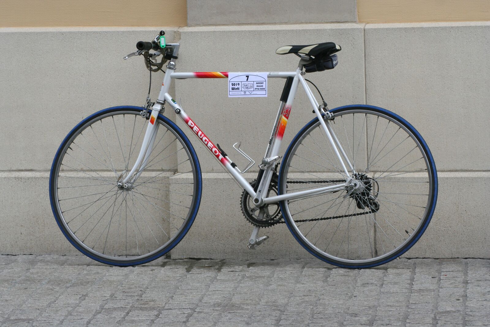 Canon EOS 350D (EOS Digital Rebel XT / EOS Kiss Digital N) sample photo. Wheels, road bike, blue photography