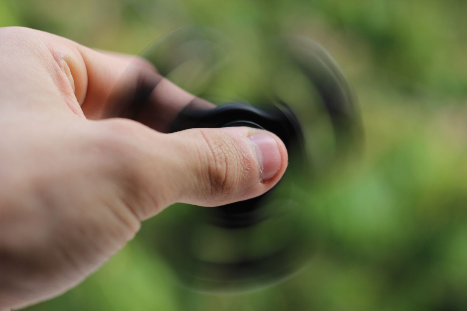 Canon EOS 600D (Rebel EOS T3i / EOS Kiss X5) + Canon EF 50mm F1.8 STM sample photo. Hand spinner, fidget spinner photography