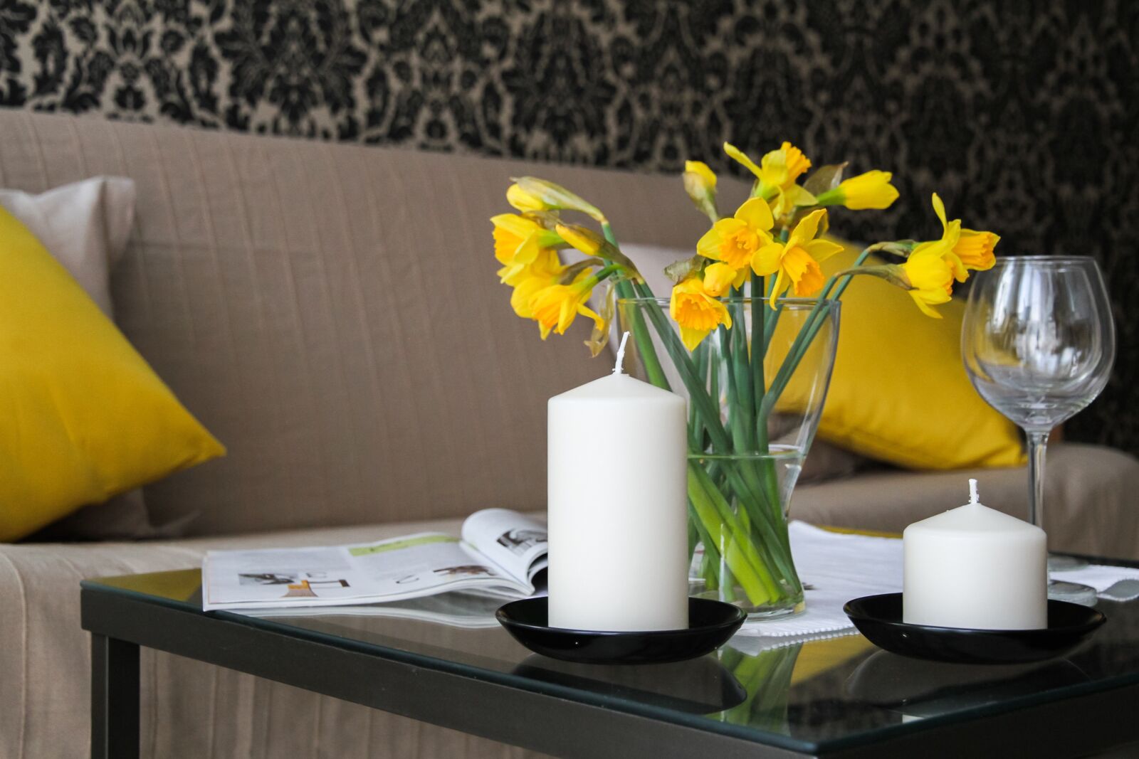 Canon EF-S 15-85mm F3.5-5.6 IS USM sample photo. Apartment, flowers, daffodils photography