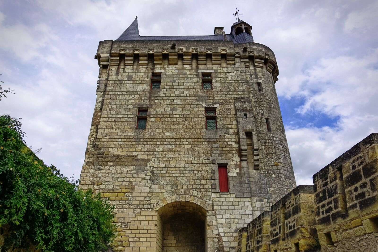 Sony E 16-50mm F3.5-5.6 PZ OSS sample photo. Chinon, chateau de chinon photography