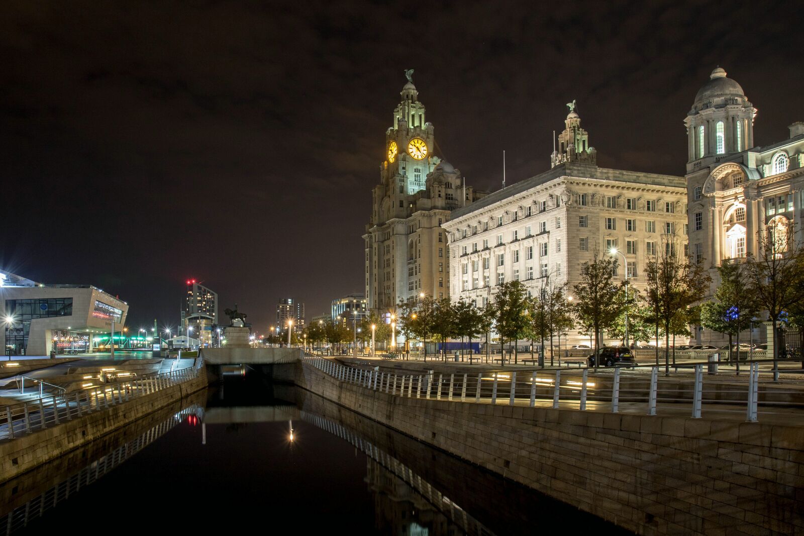 Canon EOS 7D Mark II sample photo. The 3 graces, liverpool, pierhead photography