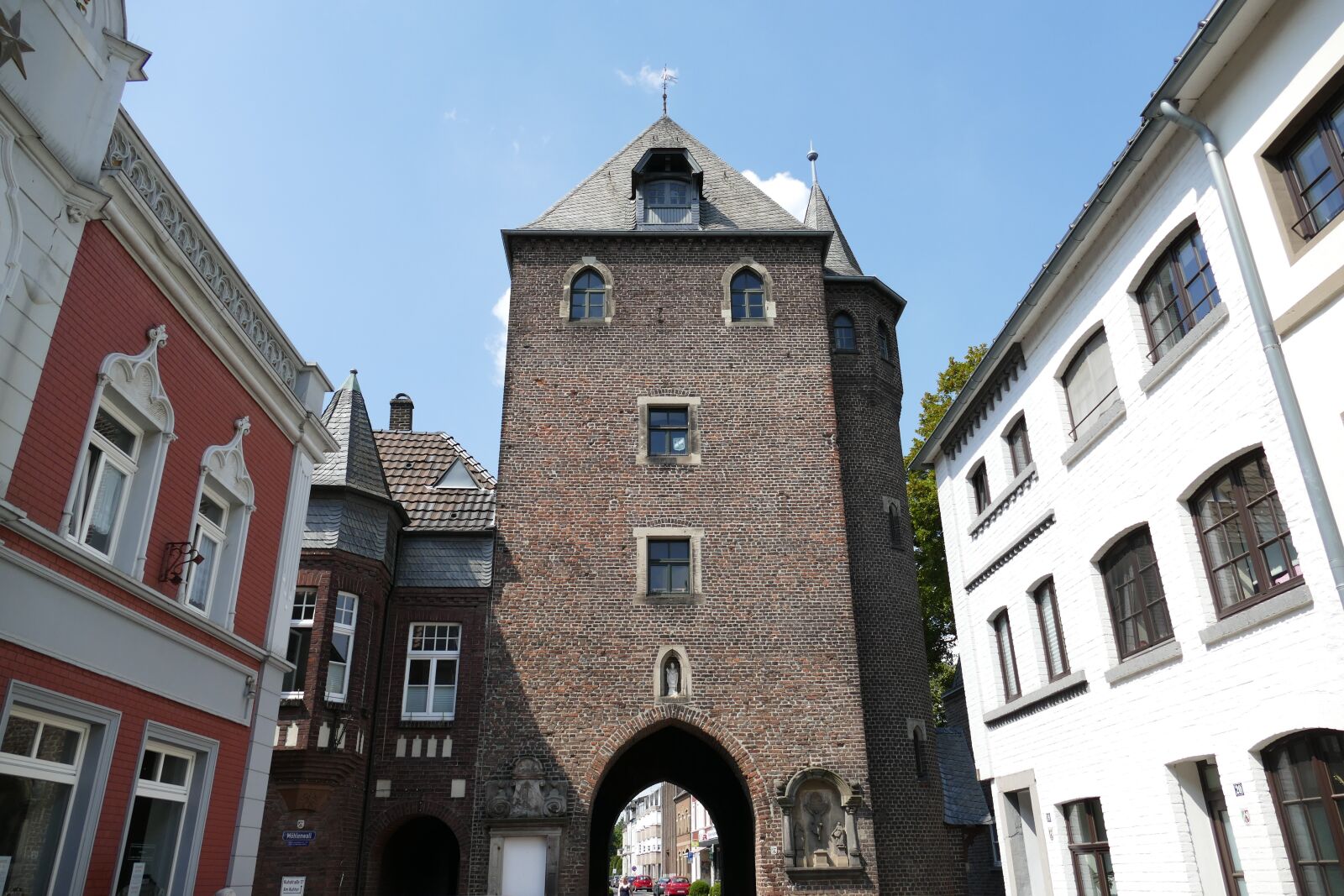 Panasonic Lumix DMC-FZ1000 sample photo. Goal, city gate, historically photography