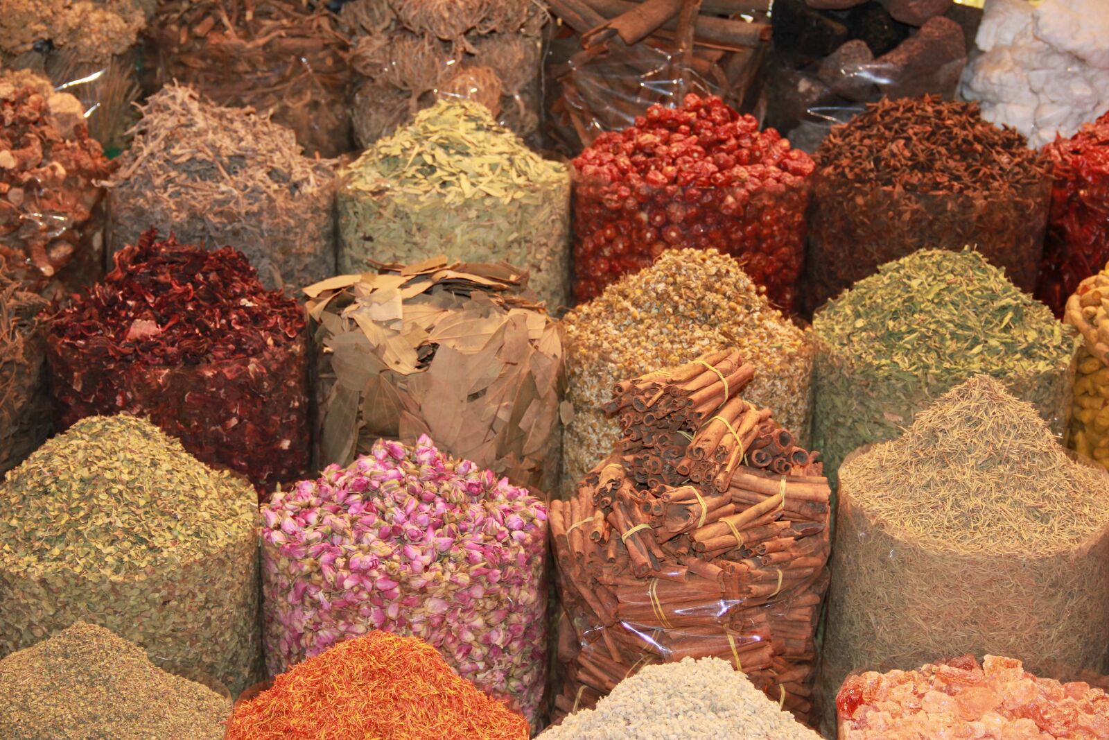 Canon EOS 550D (EOS Rebel T2i / EOS Kiss X4) sample photo. Dubai, souk, spices photography
