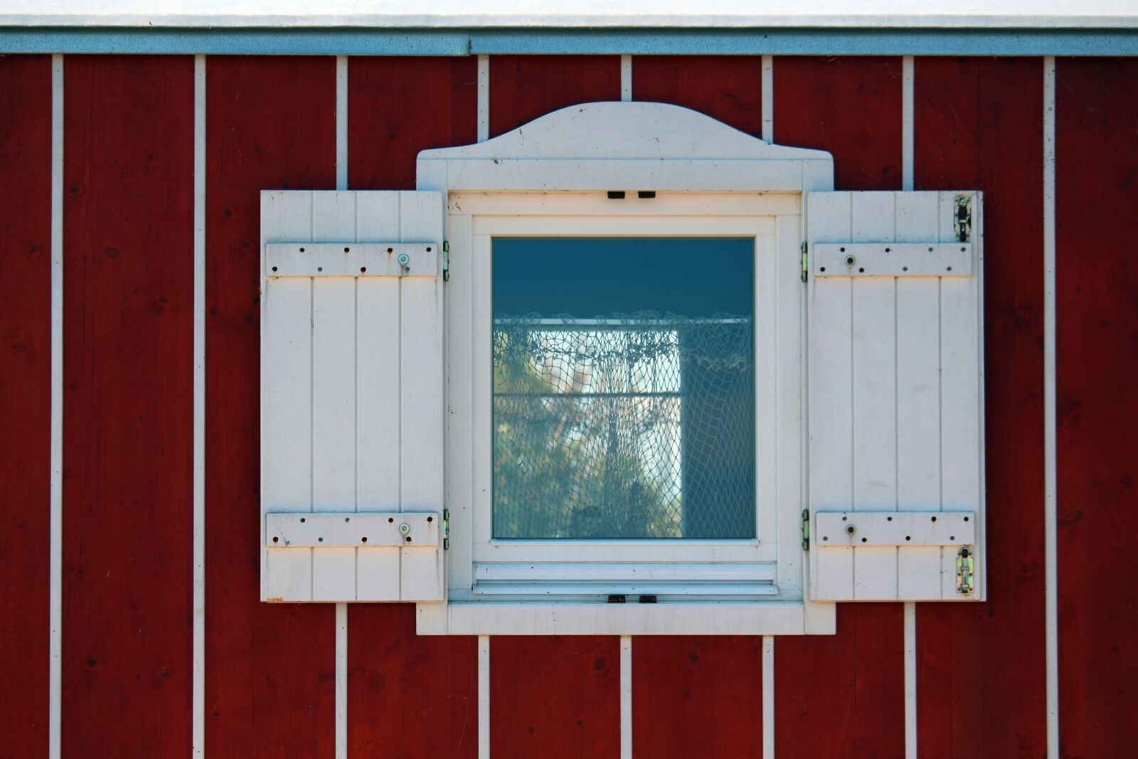 Canon EOS 700D (EOS Rebel T5i / EOS Kiss X7i) sample photo. Wooden windows, caravan window photography