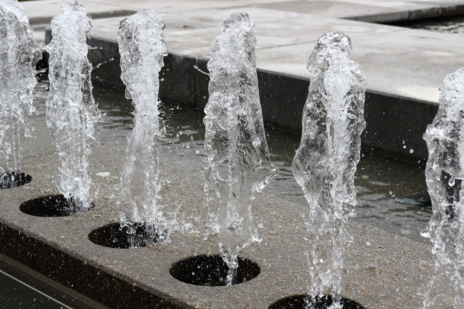Canon EOS 600D (Rebel EOS T3i / EOS Kiss X5) + Canon EF 50mm F1.8 II sample photo. Water fontana, sprinkling, outdoor photography