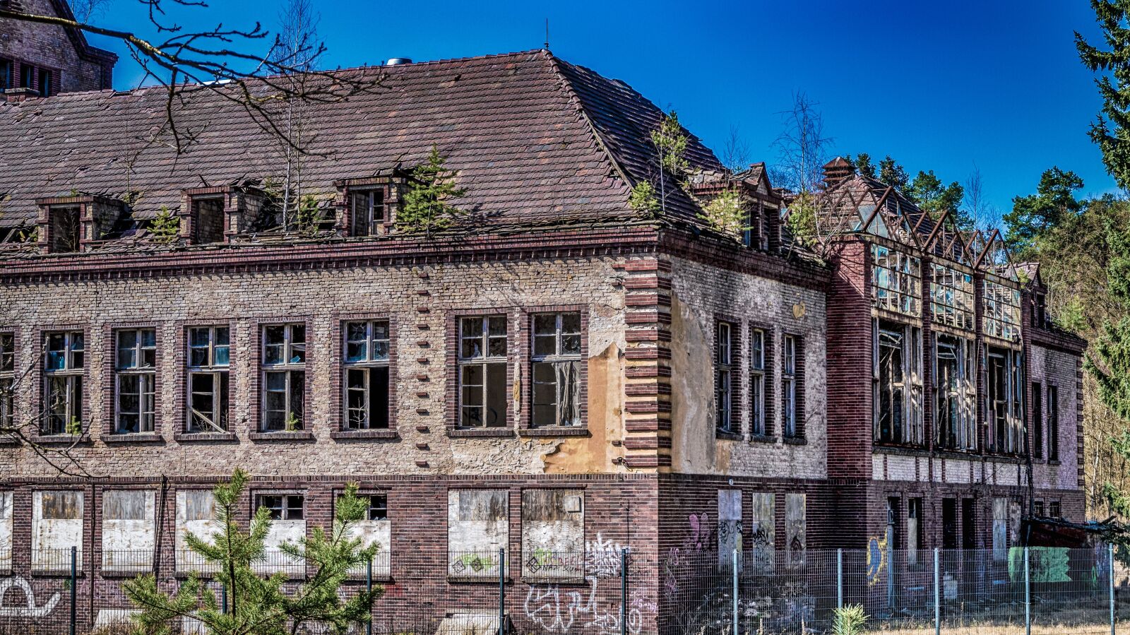 Sony Alpha a5000 (ILCE 5000) sample photo. Old, house, building photography