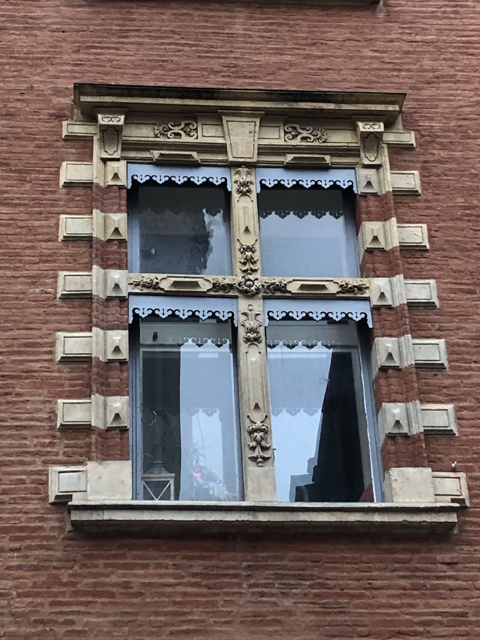 Apple iPhone 8 sample photo. Toulouse, window, architecture photography