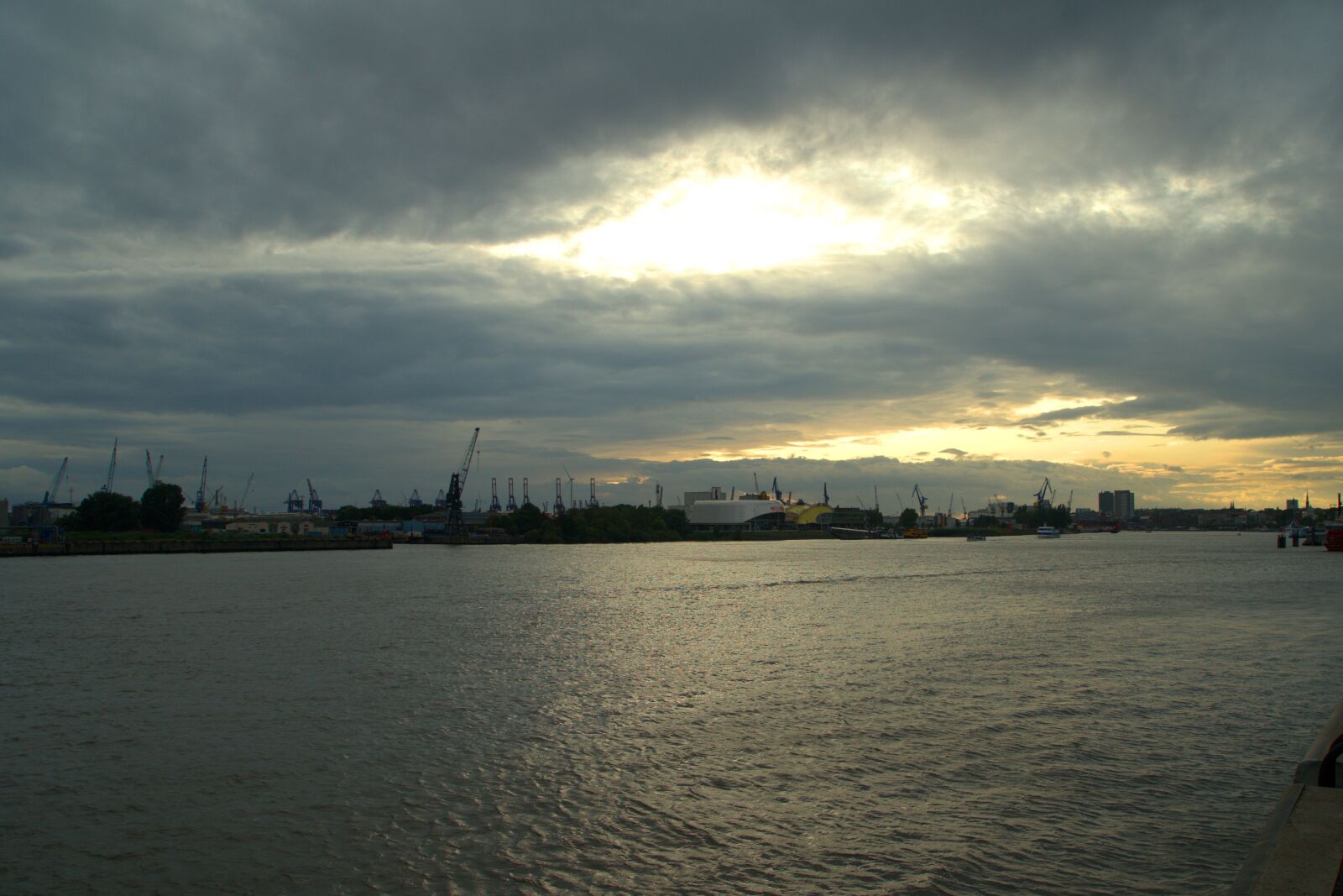 Sony a7 II + Sony Vario Tessar T* FE 24-70mm F4 ZA OSS sample photo. Elbe, hamburg, sunset photography