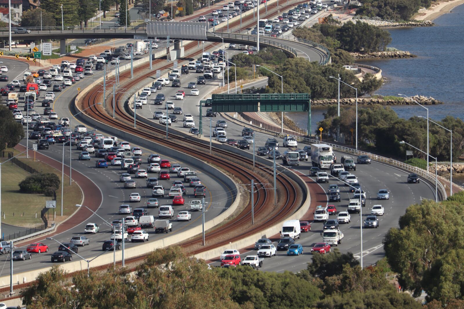 Canon EOS 200D (EOS Rebel SL2 / EOS Kiss X9) sample photo. Congestion, road, traffic photography