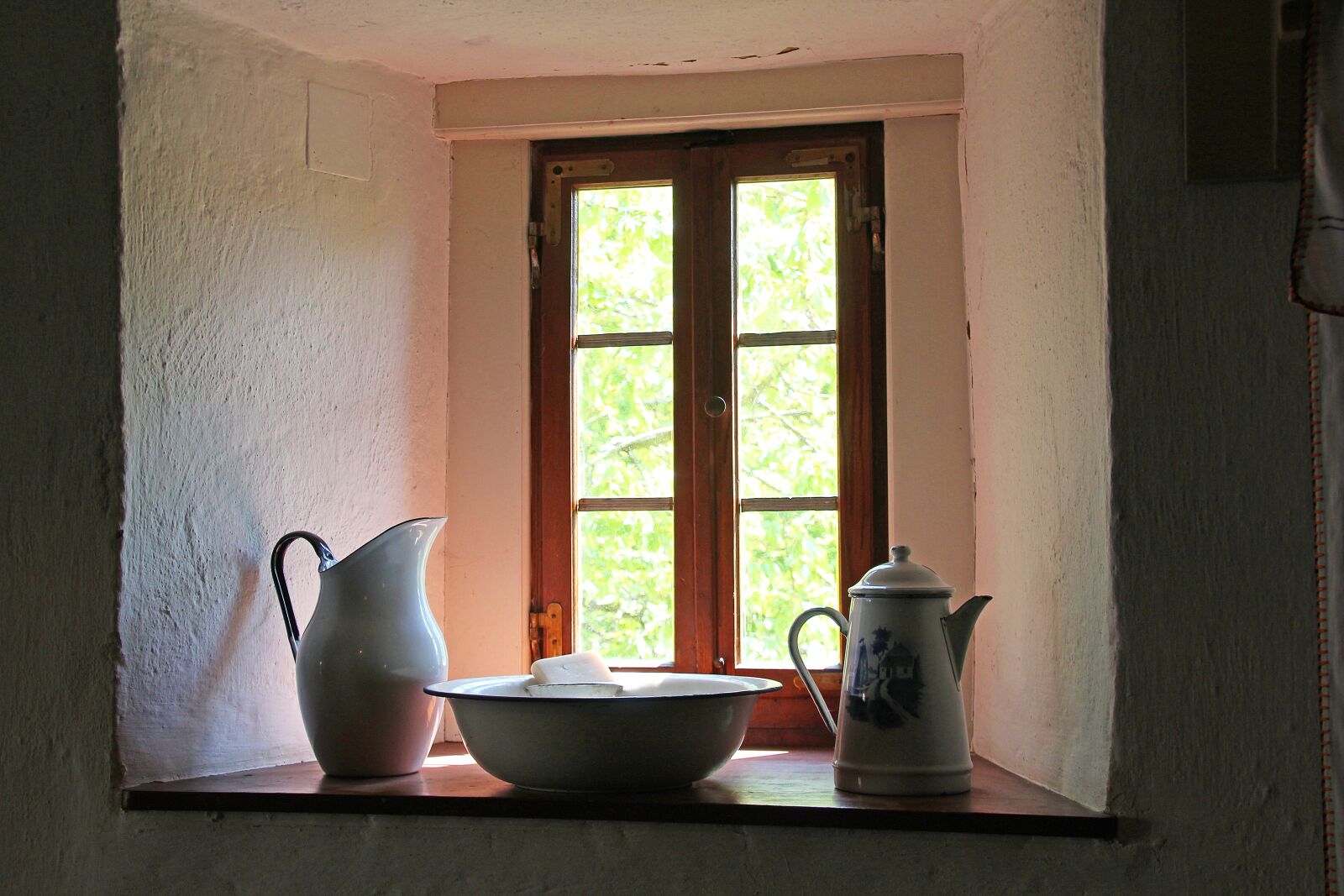 Canon EOS 1200D (EOS Rebel T5 / EOS Kiss X70 / EOS Hi) sample photo. Window, niche, jugs photography