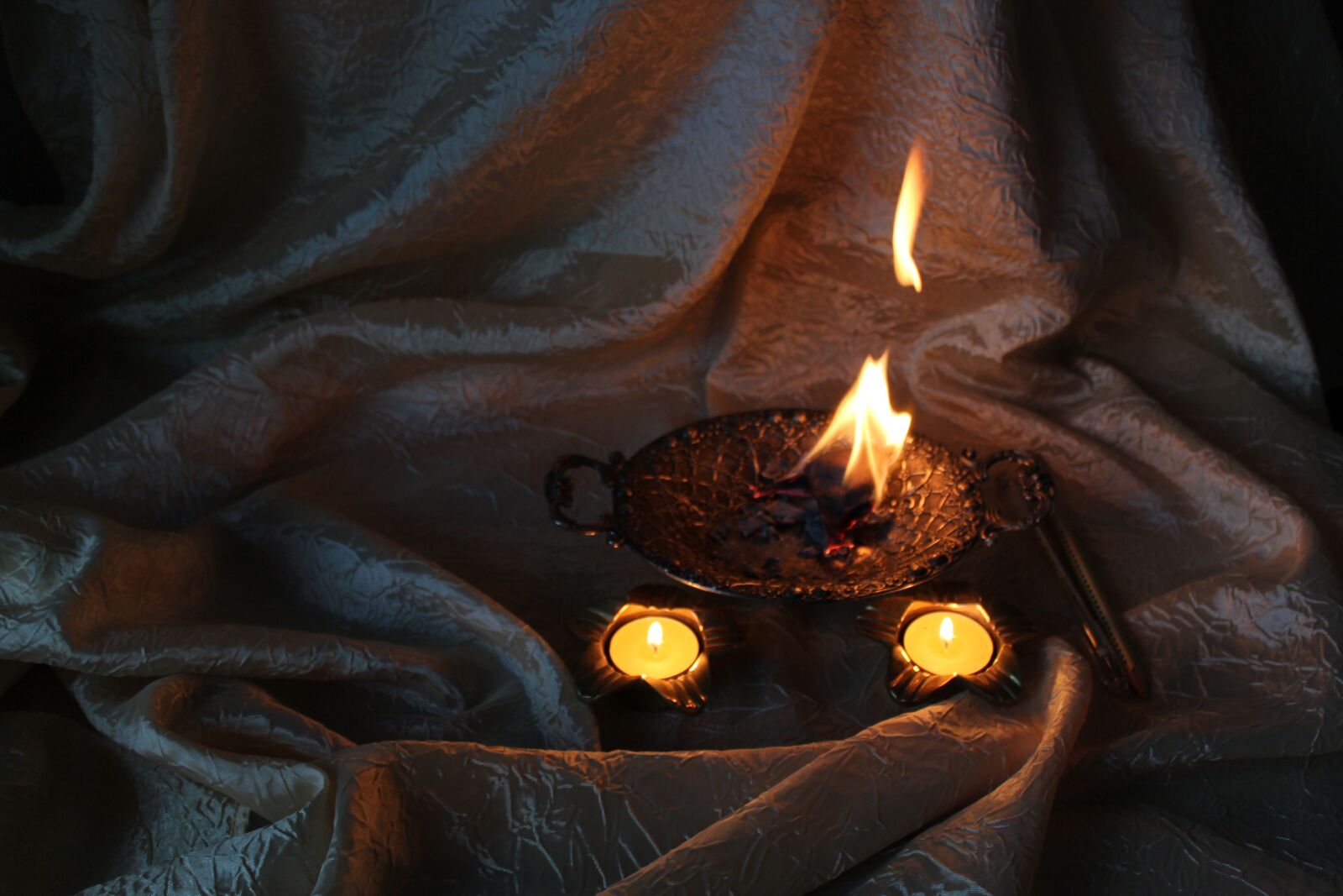 Canon EOS 650D (EOS Rebel T4i / EOS Kiss X6i) sample photo. Candles, night, mood photography