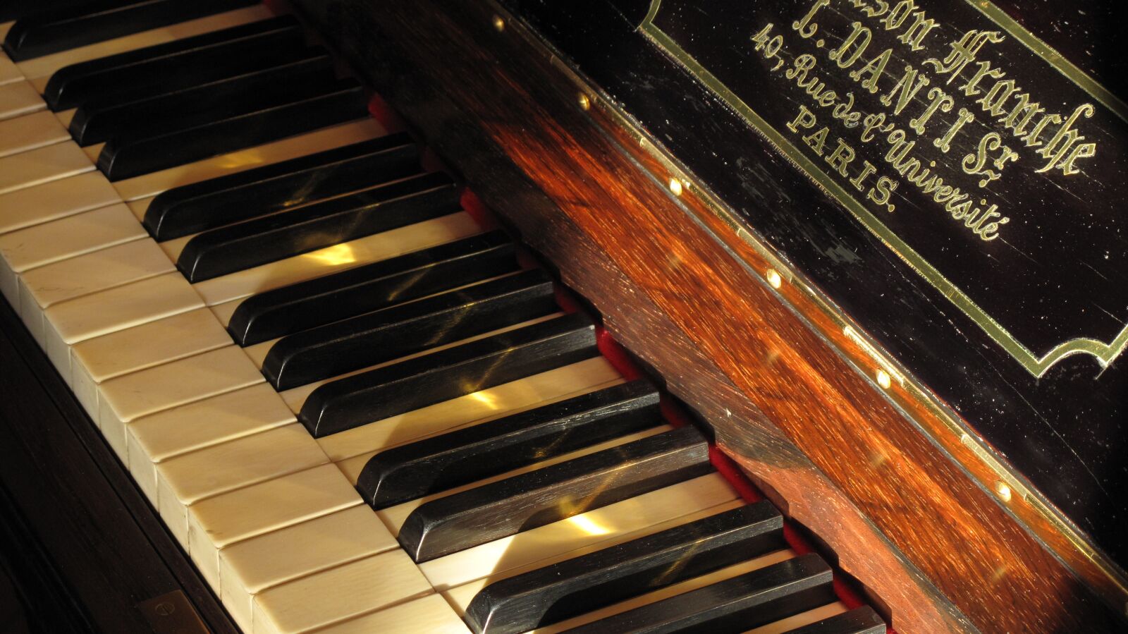 Canon PowerShot G10 sample photo. Piano, keyboard, piano keys photography