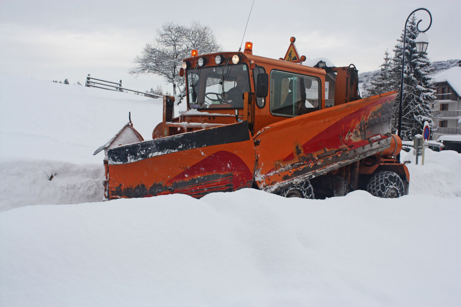 Canon EOS 450D (EOS Rebel XSi / EOS Kiss X2) sample photo. Bulldozer, car, clean, cold photography