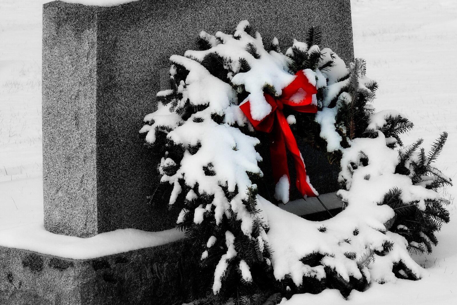 Nikon Coolpix P510 sample photo. Grave, headstone, wreathe photography
