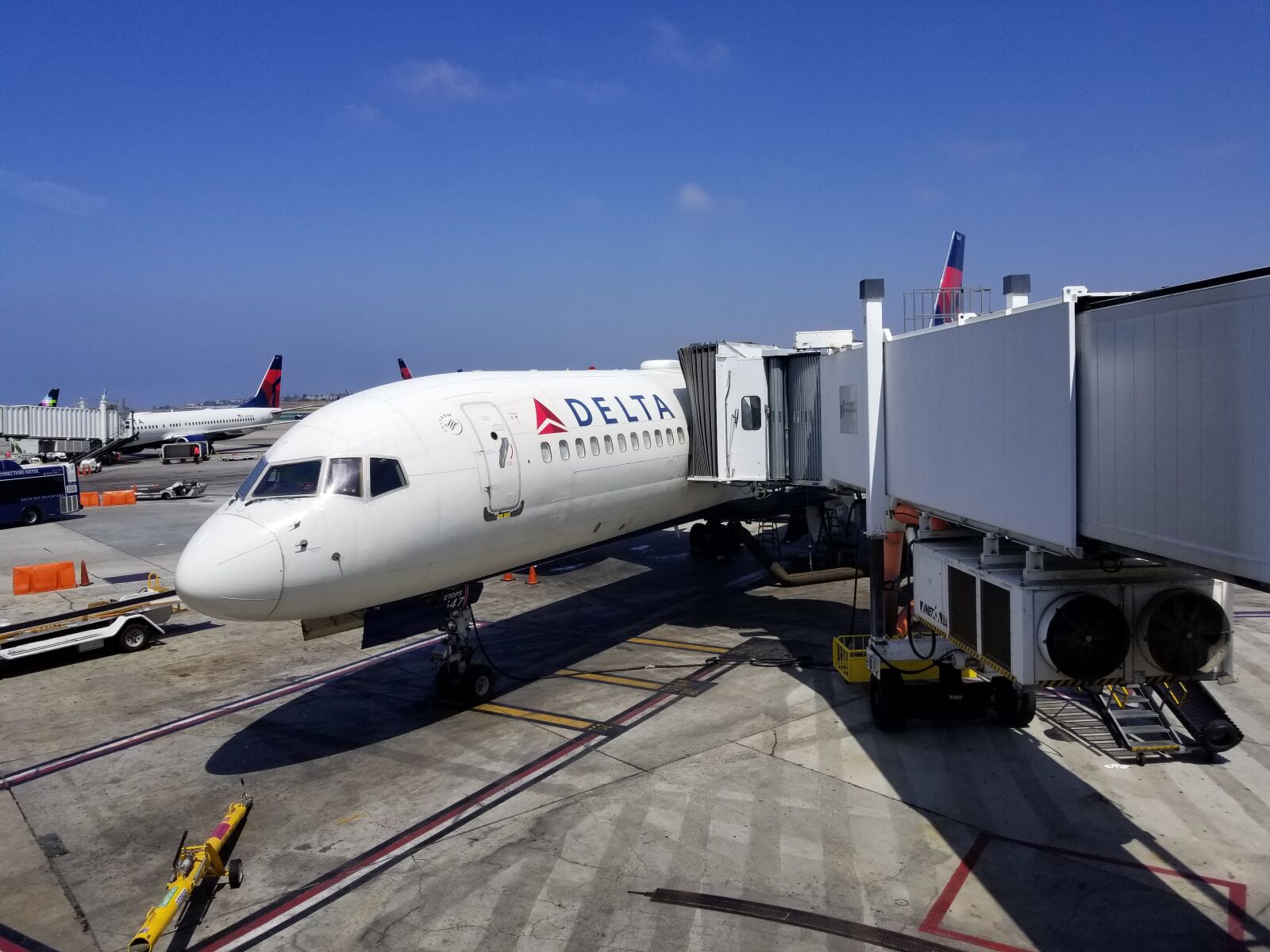 Samsung Galaxy S8+ sample photo. Airplane, jetbridge, delta photography