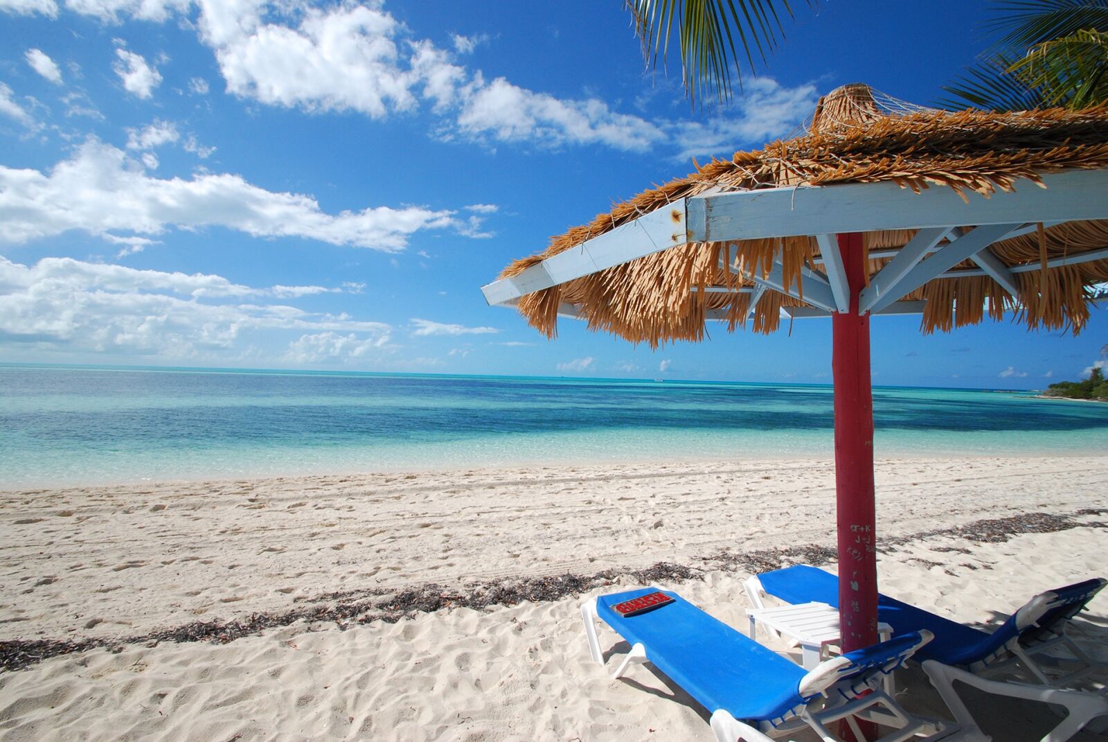 Nikon D40X sample photo. Blue water, empty beach photography