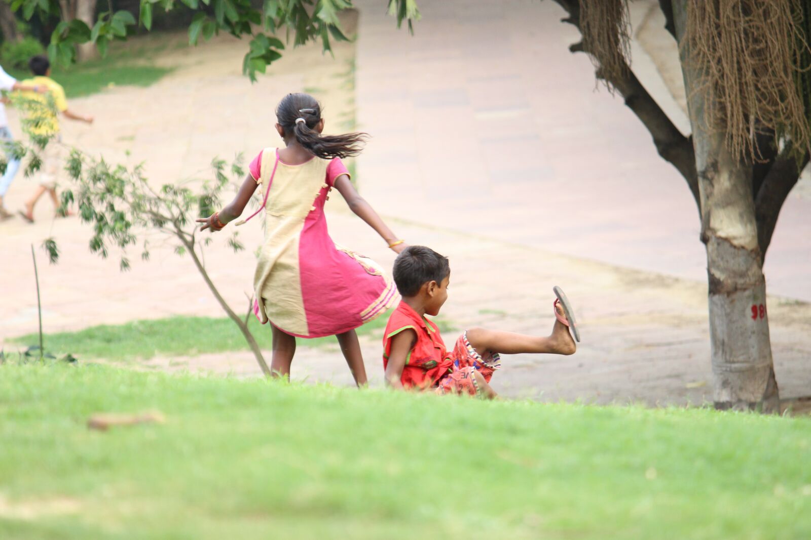 Canon EOS 700D (EOS Rebel T5i / EOS Kiss X7i) sample photo. Children, play, poor photography