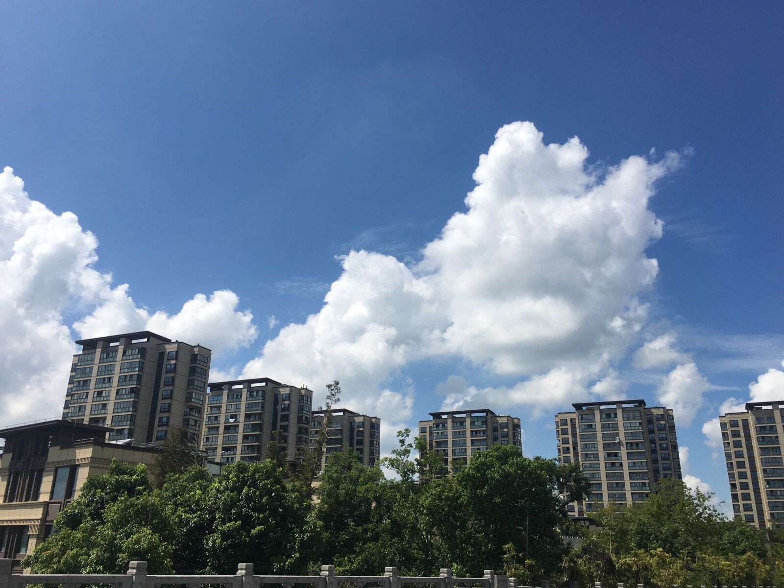 iPhone 6s Plus back camera 4.15mm f/2.2 sample photo. 云朵, 天空, 蓝天 photography