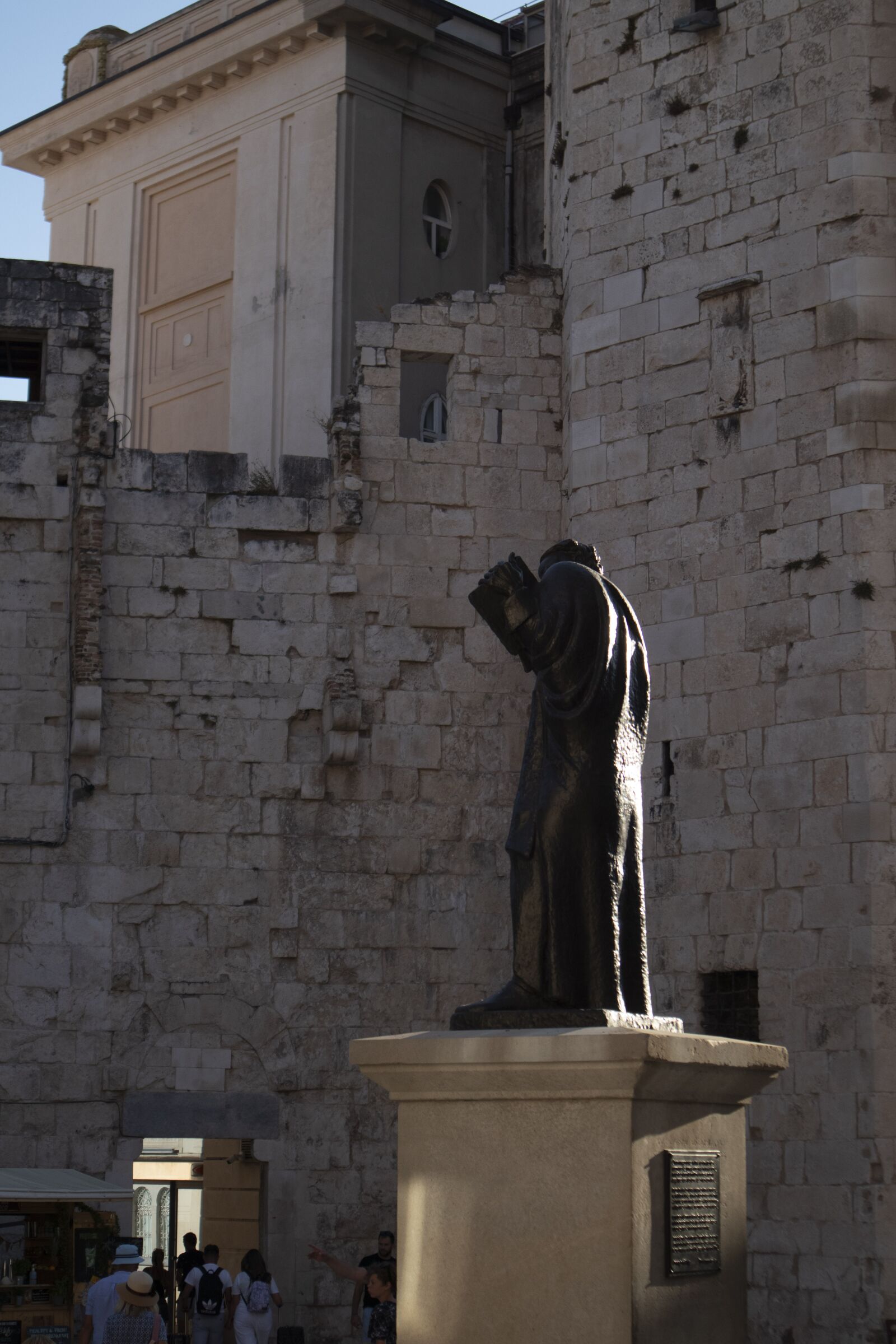 Canon EF-M 15-45mm F3.5-6.3 IS STM sample photo. Grgur ninski, statue, split photography