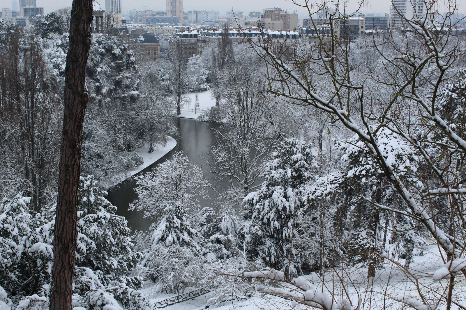 Canon EOS 1300D (EOS Rebel T6 / EOS Kiss X80) sample photo. Parc, les buttes chaumont photography