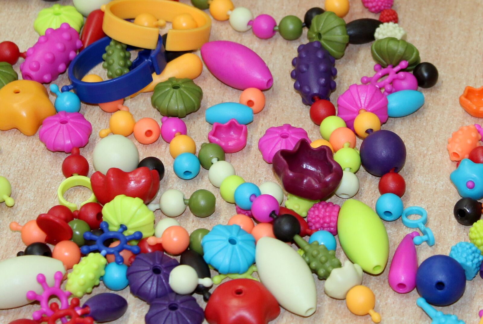 Canon EOS 1200D (EOS Rebel T5 / EOS Kiss X70 / EOS Hi) sample photo. Beads, toys, fun photography