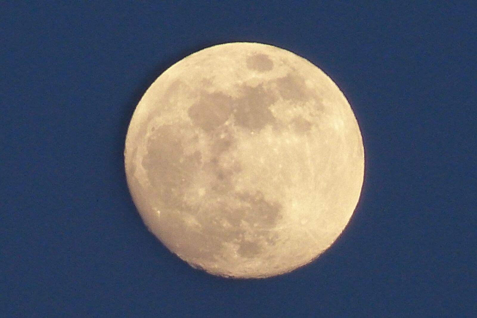 Panasonic Lumix DMC-FZ150 sample photo. Moon, full moon, night photography
