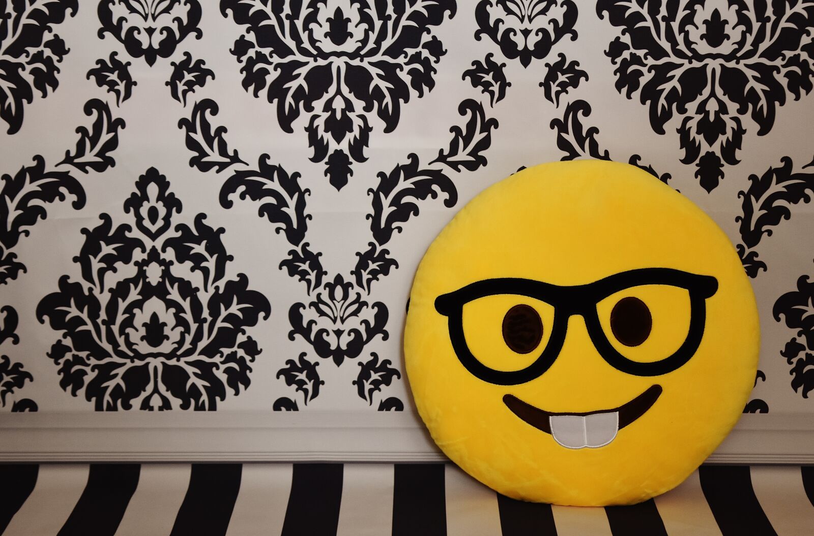 Nikon D7200 sample photo. Emoticon, smiley, chair photography