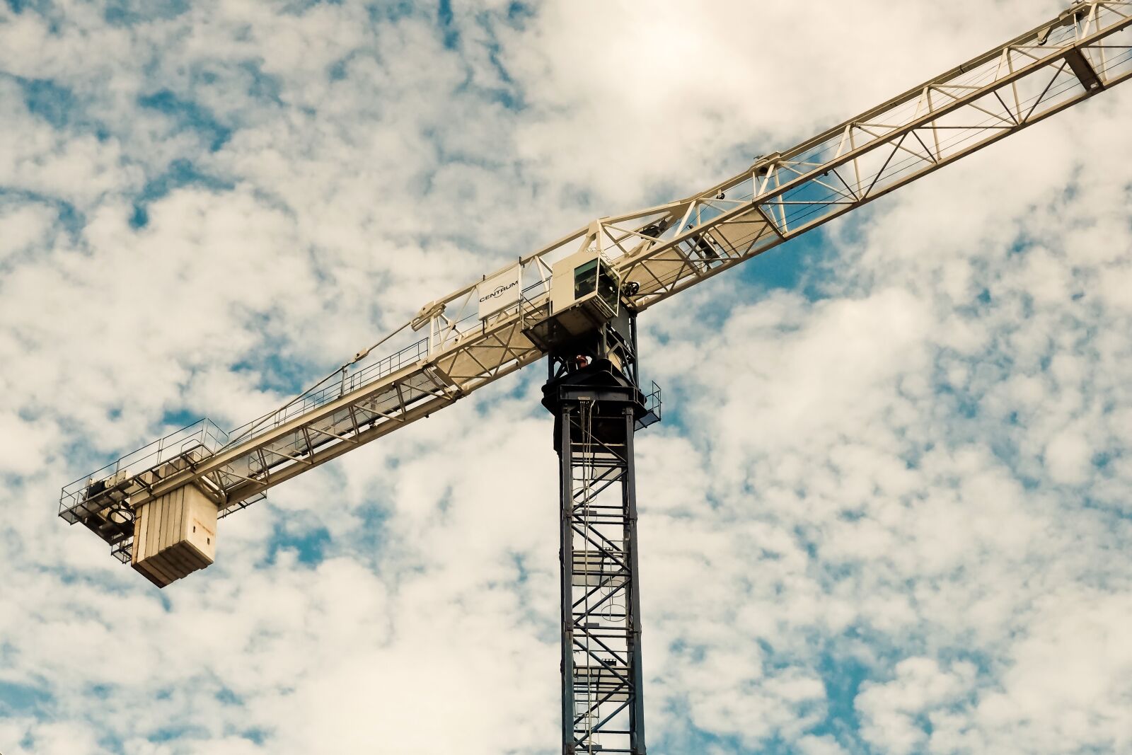Olympus OM-D E-M10 sample photo. Baukran, crane, build photography