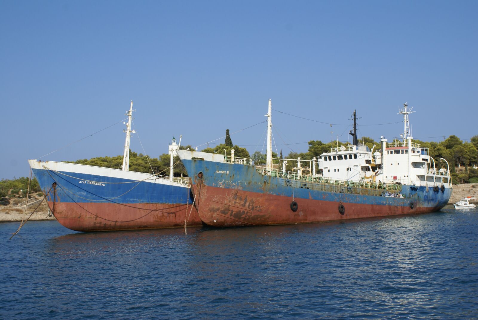 Sony Alpha DSLR-A100 sample photo. Greece, boat, wreck photography