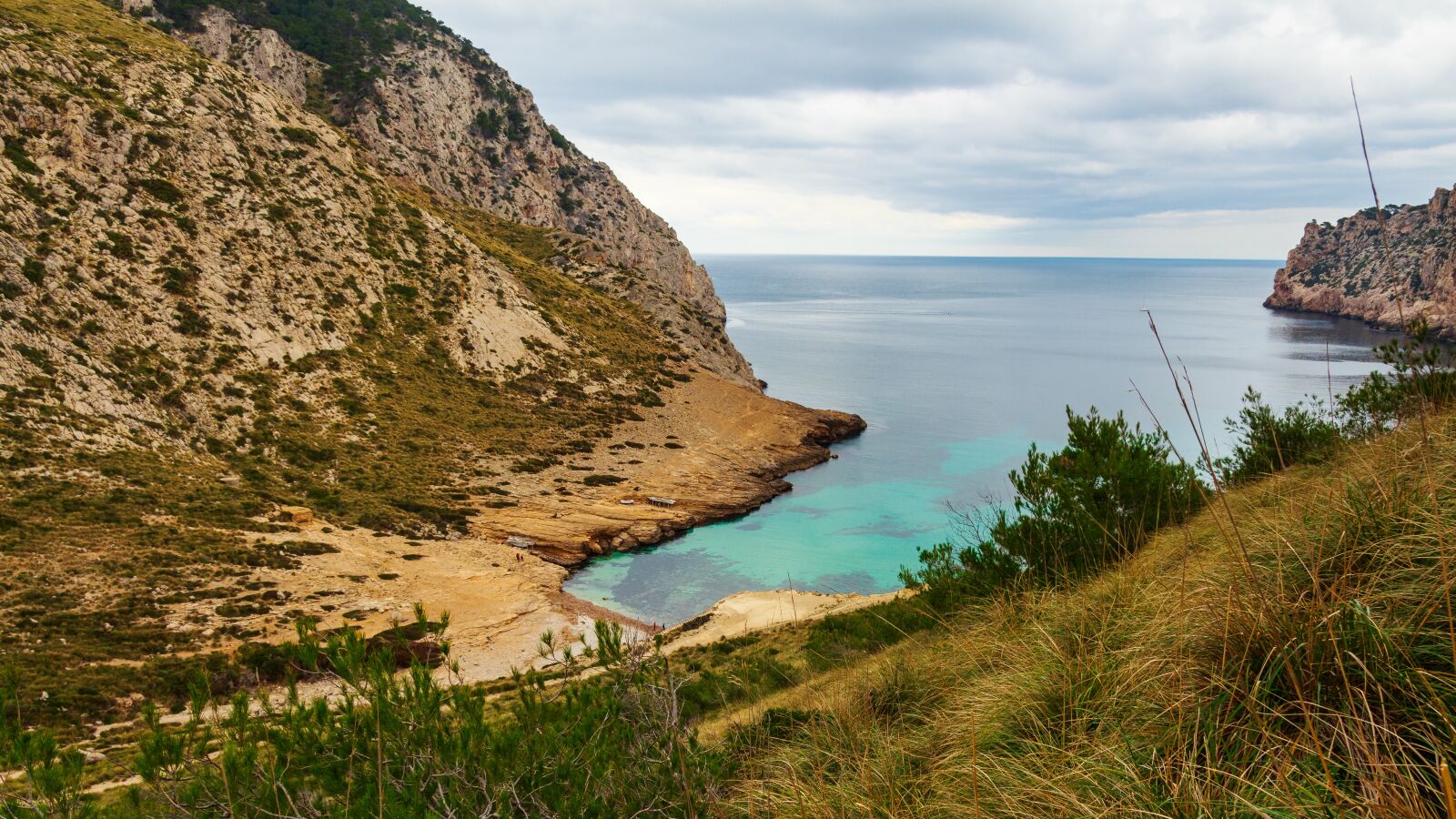 Canon EOS 650D (EOS Rebel T4i / EOS Kiss X6i) sample photo. Blue bay, mallorca, winter photography