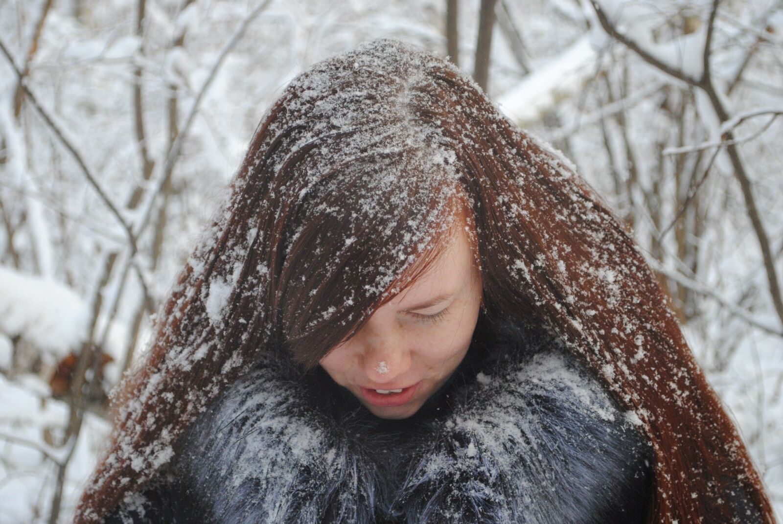 Снег на голову 2009. Зимой без шапки. Волосы зимой. Снег на волосах. Замерзшая девушка.