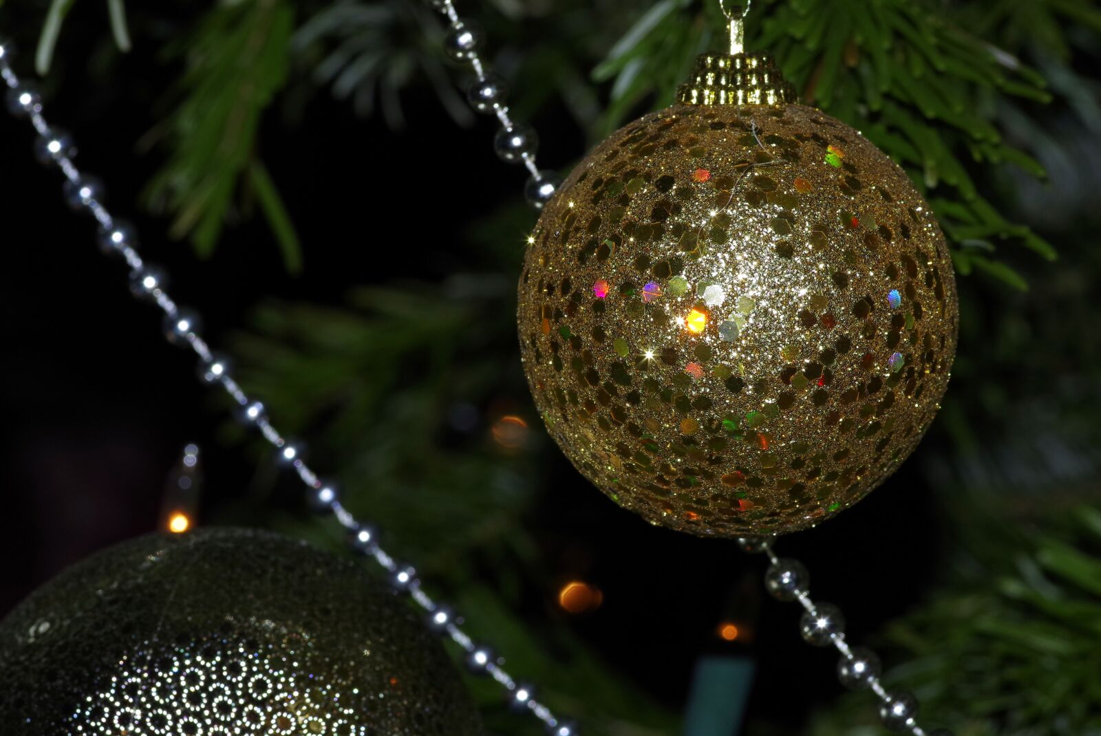 Pentax K-S2 sample photo. Bauble, ornament, christmas tree photography