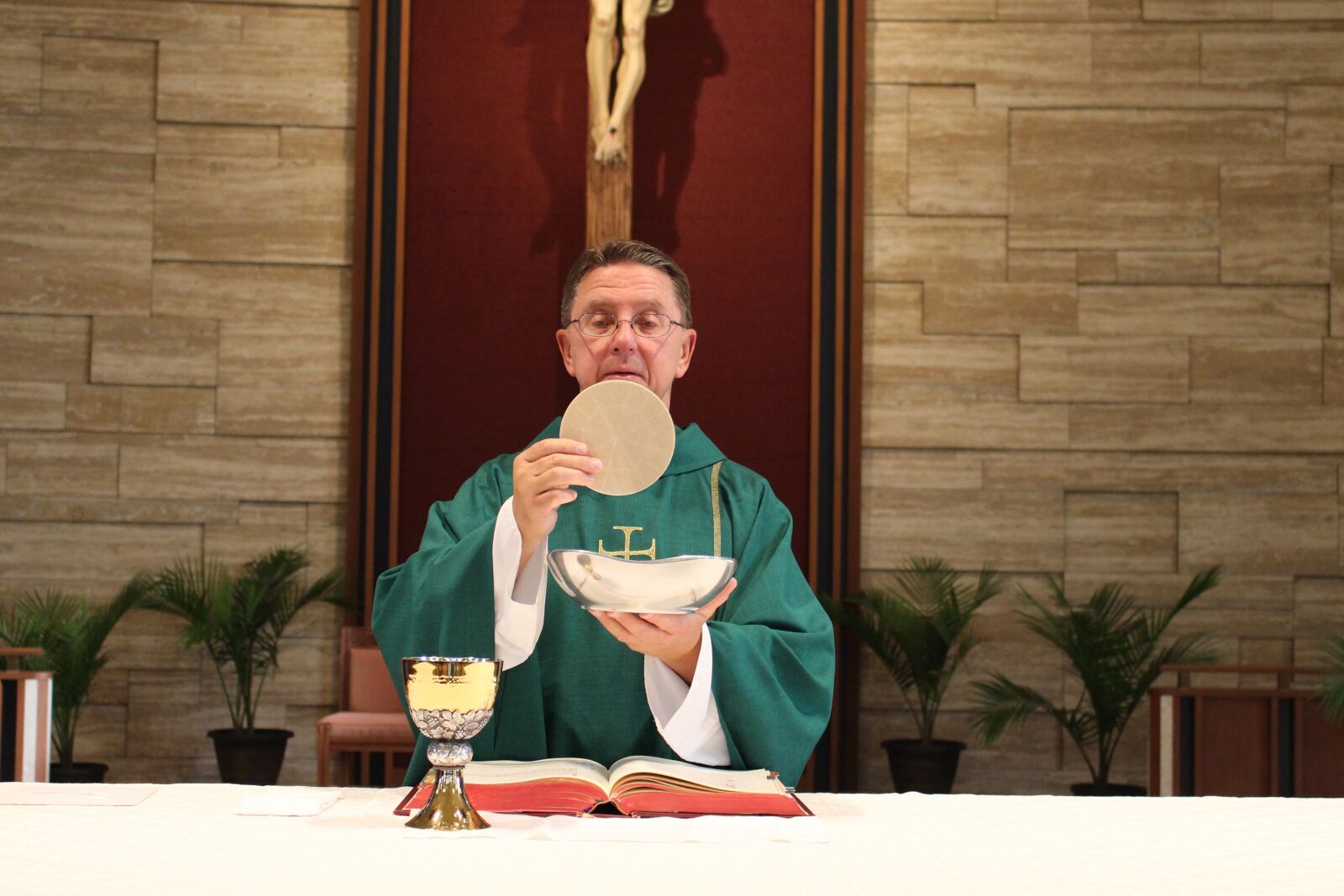 Canon EOS 700D (EOS Rebel T5i / EOS Kiss X7i) sample photo. Consecration, priest, catholic photography