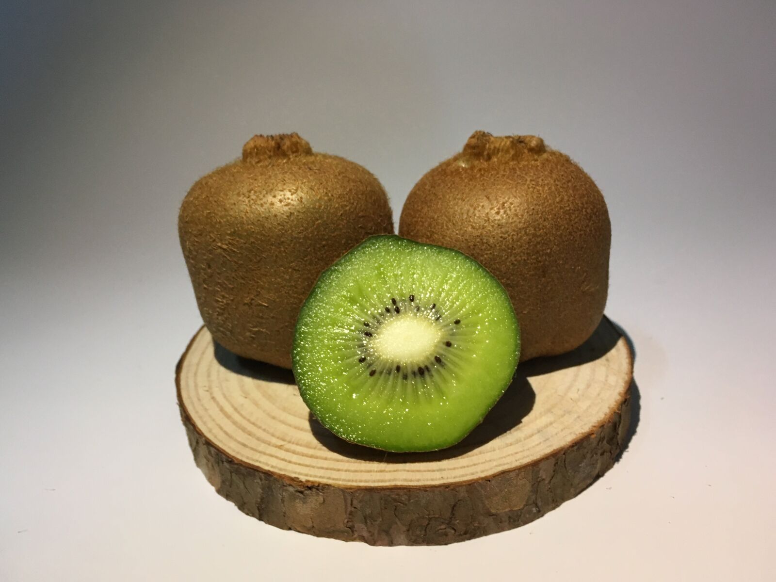 Apple iPhone SE sample photo. Kiwi, kiwi slices, special photography