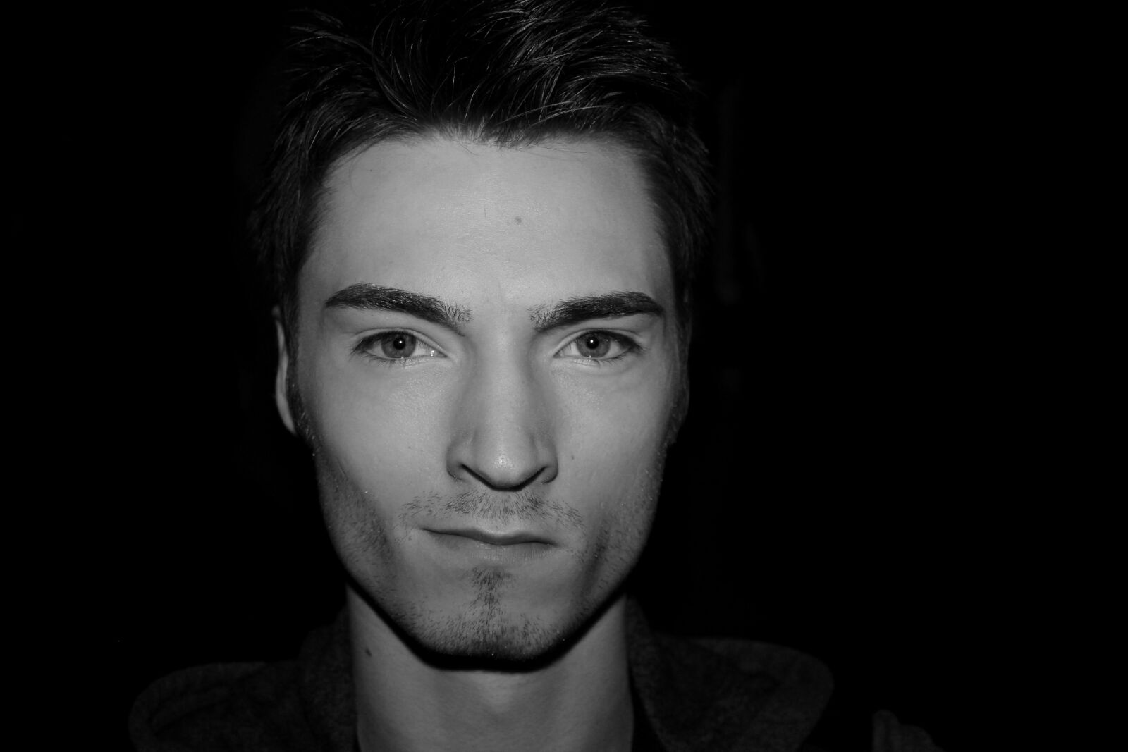 Canon EOS 600D (Rebel EOS T3i / EOS Kiss X5) sample photo. Smirk, evil, suspicious photography