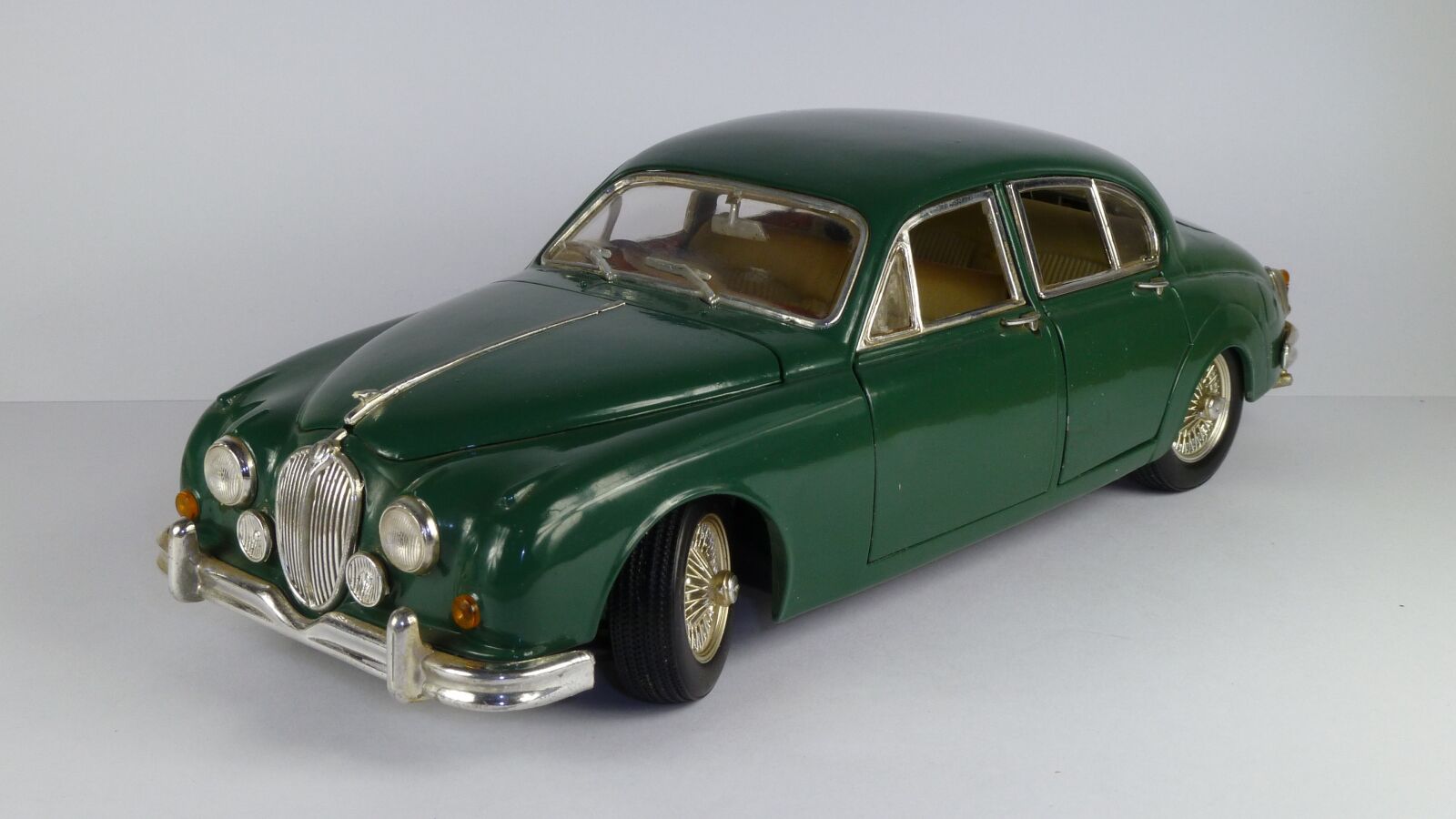 Panasonic Lumix DMC-ZS7 (Lumix DMC-TZ10) sample photo. Jaguar, mark ii, limousine photography