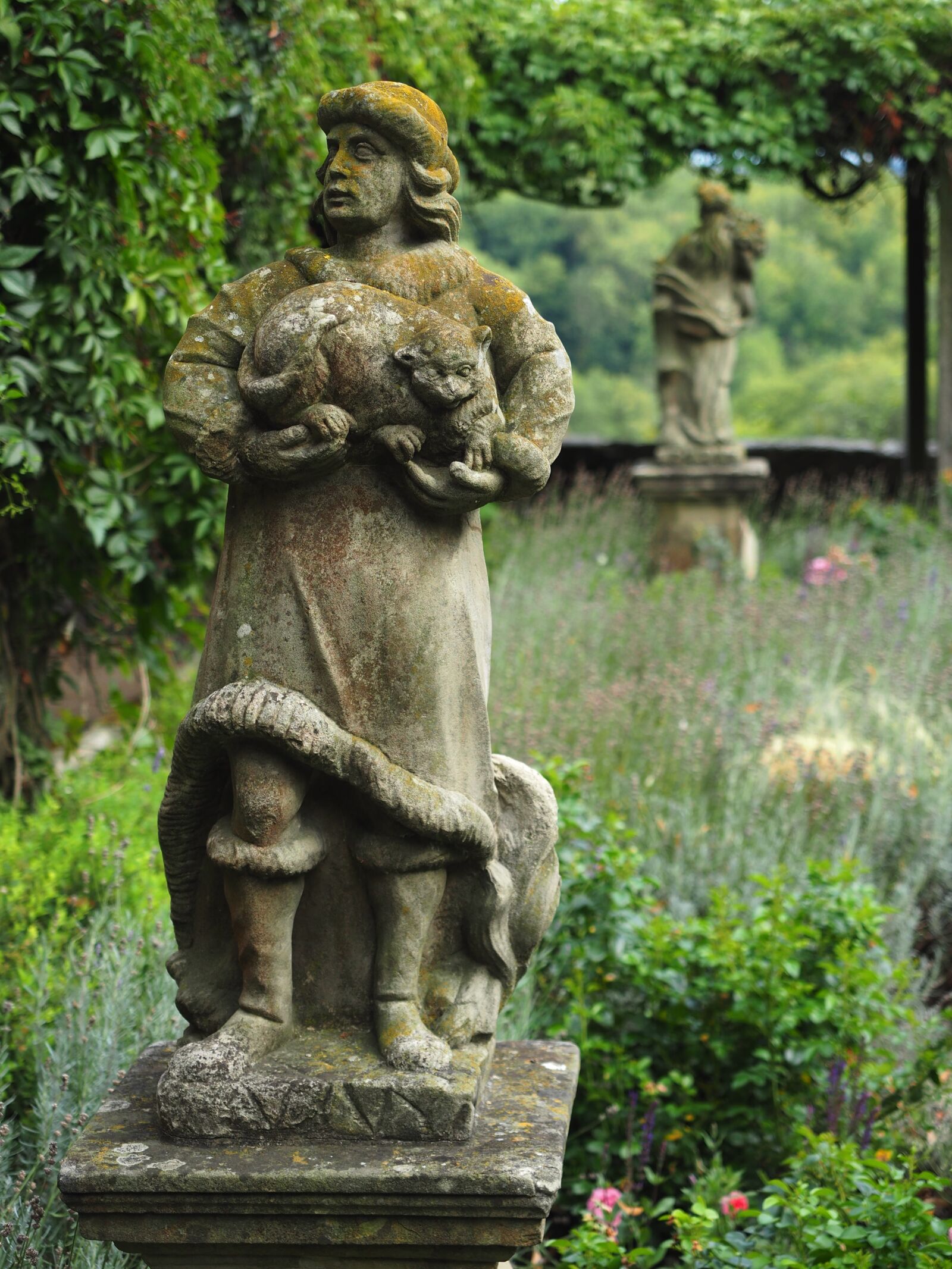Olympus OM-D E-M5 II + Olympus M.Zuiko Digital ED 12-40mm F2.8 Pro sample photo. Statue, antique, rothenburg photography
