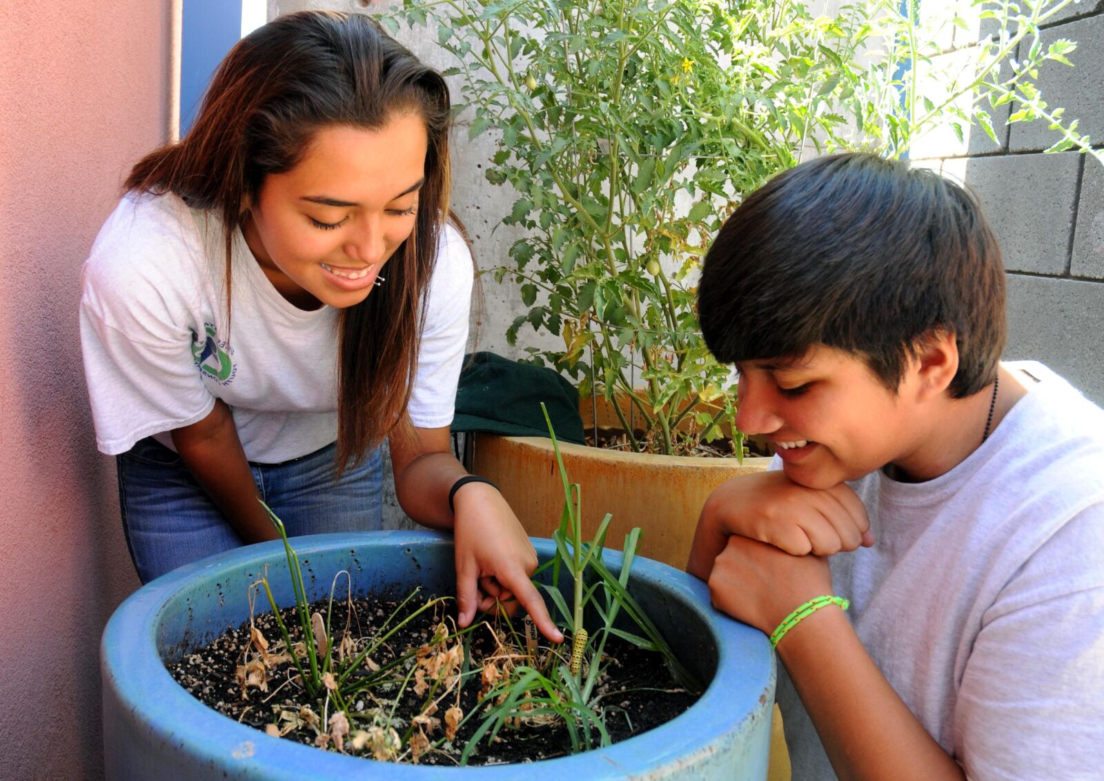 Nikon D300S sample photo. Boyfriend, girlfriend, garden, plants photography