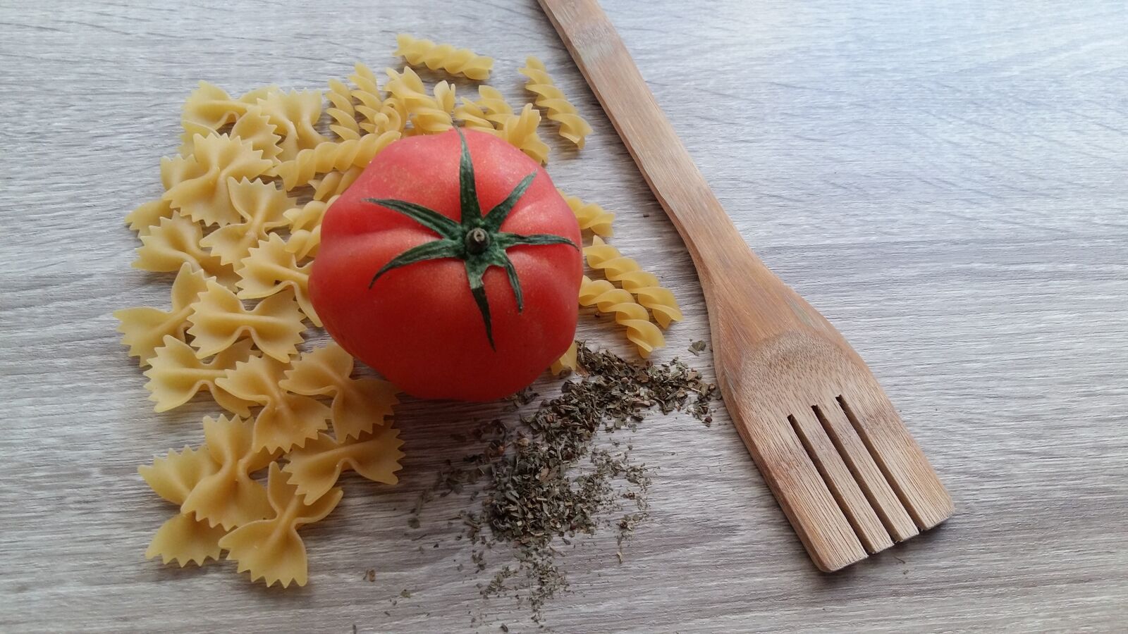 Samsung Galaxy A5 sample photo. Pasta, tomato, basil photography