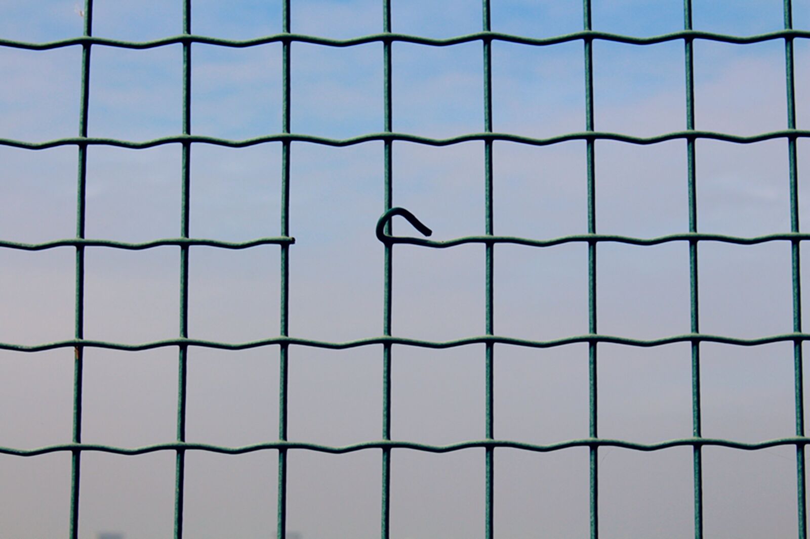 Canon EOS 700D (EOS Rebel T5i / EOS Kiss X7i) sample photo. Lingang, sky, fences photography