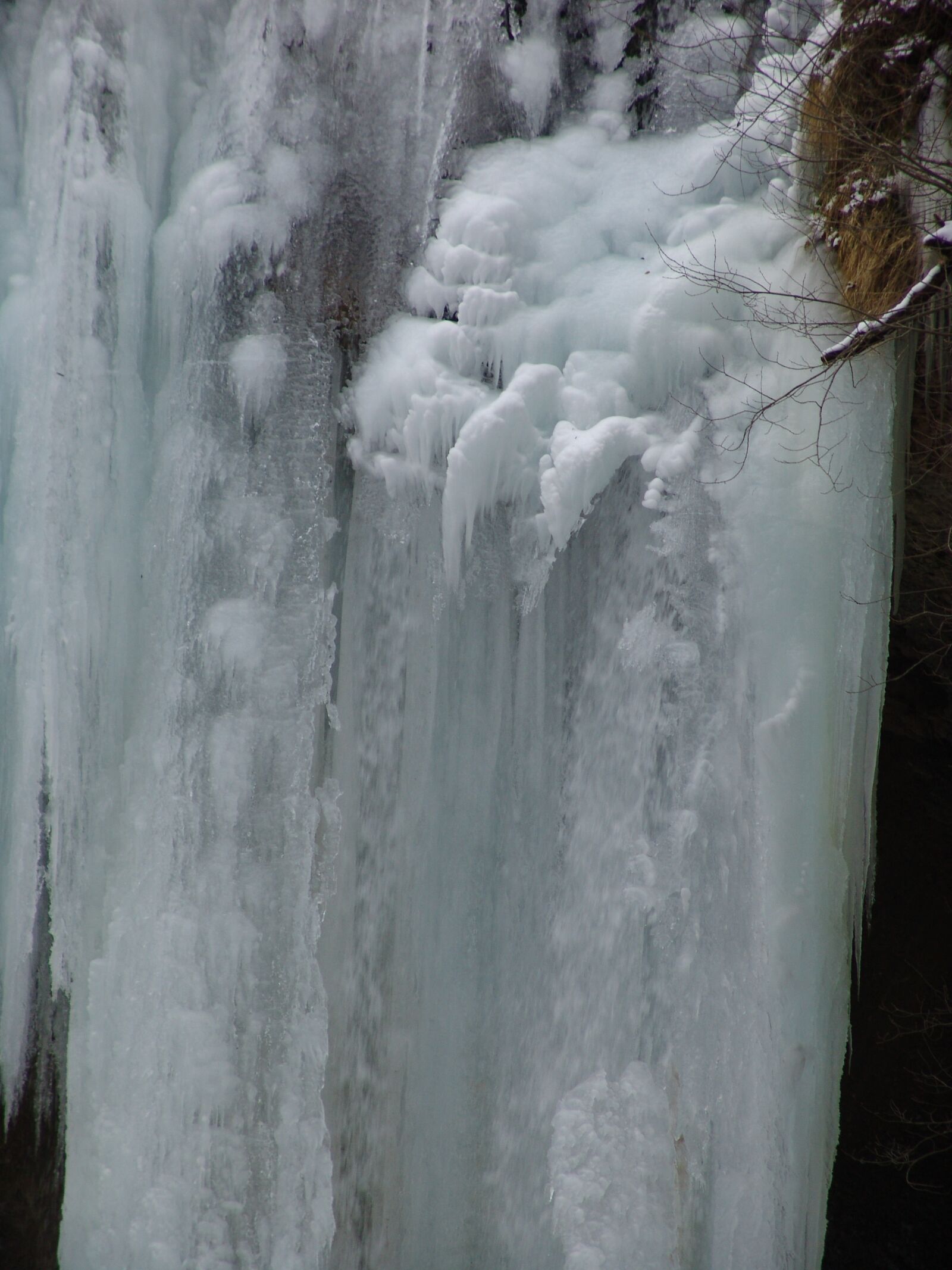 Sony DSC-F828 sample photo. Waterfall, iced, winter photography