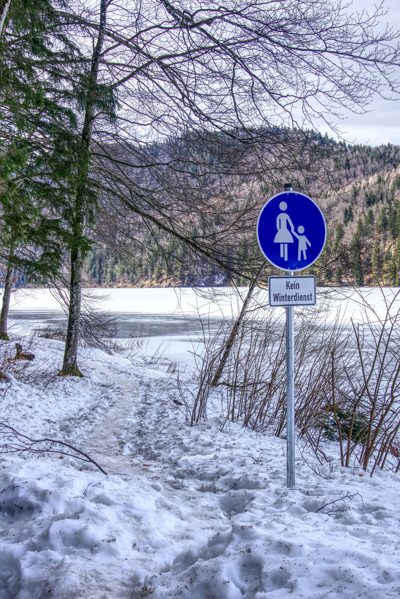 Sony a6000 sample photo. Traffic sign, pedestrian, flatly photography