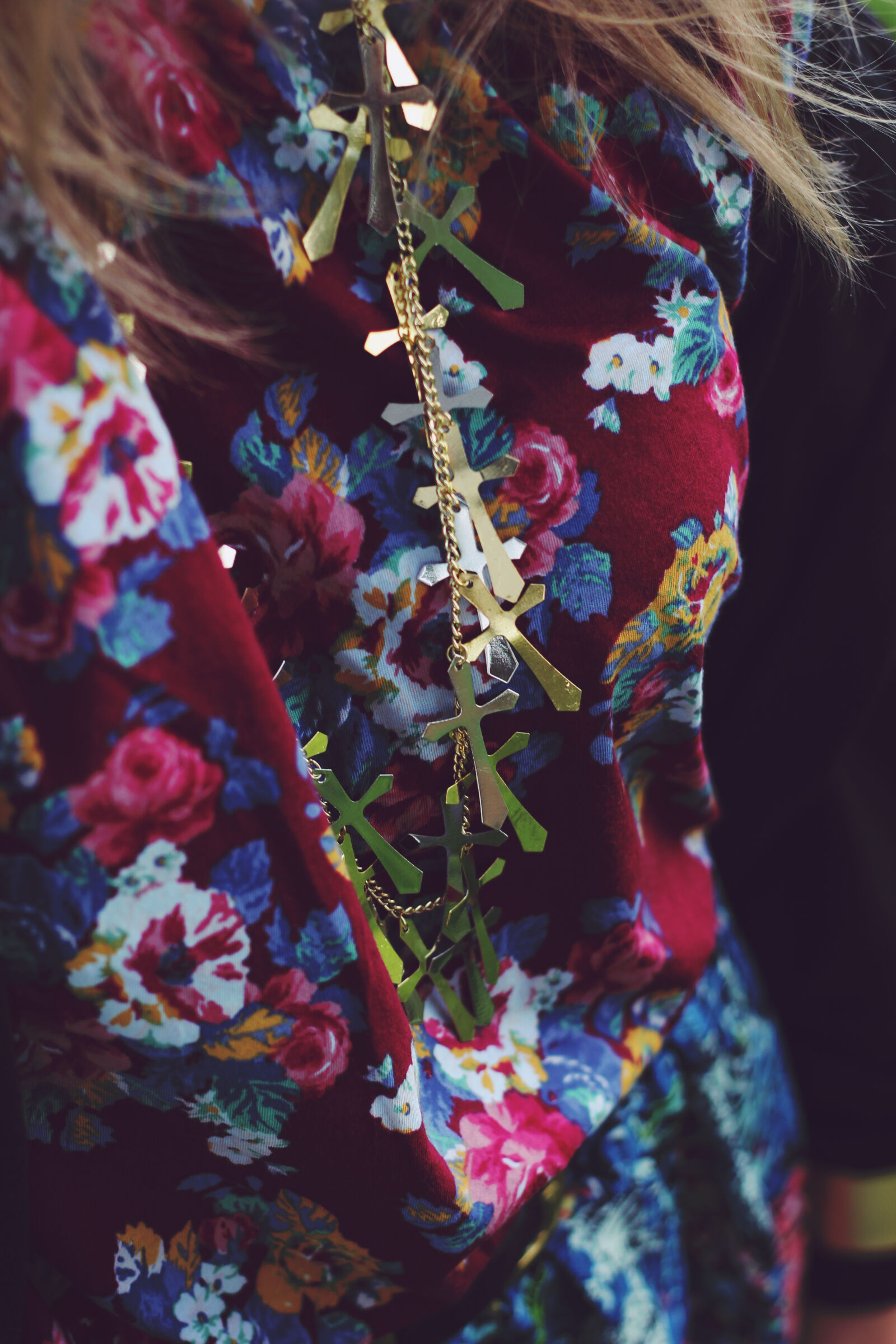 Canon EOS 600D (Rebel EOS T3i / EOS Kiss X5) + Canon EF 50mm F1.8 II sample photo. Flower, fabric, cross, necklace photography