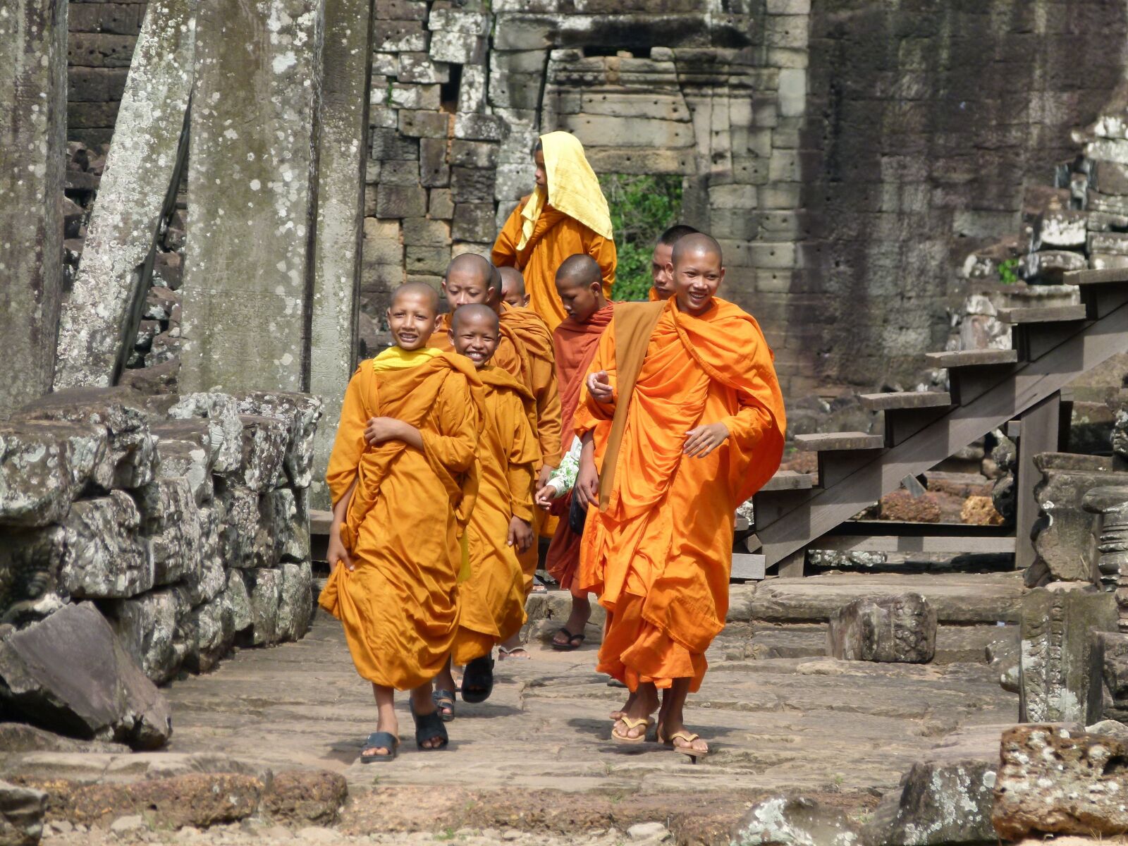 Panasonic Lumix DMC-FZ100 sample photo. Cambodia, angkor wat, monks photography