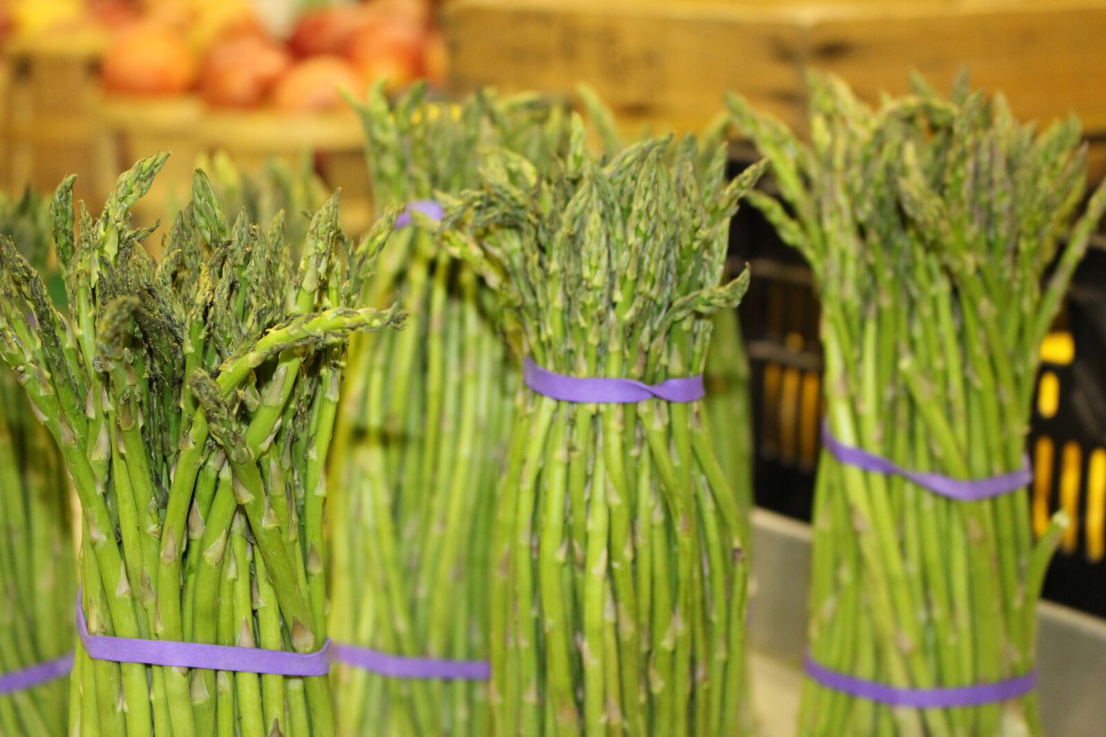 Canon EOS 100D (EOS Rebel SL1 / EOS Kiss X7) sample photo. Asparagus, farmers market, vegetable photography