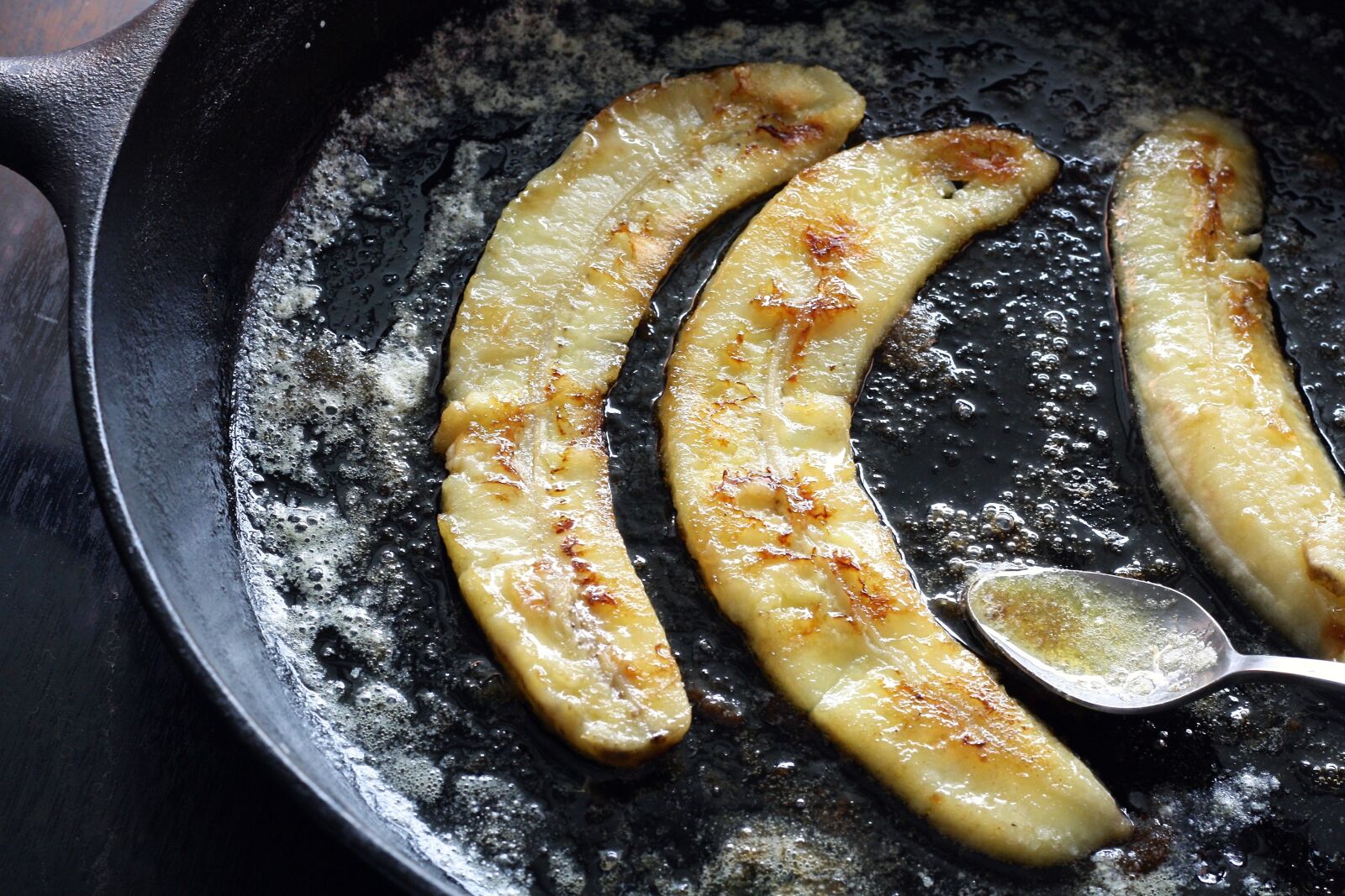 Canon EOS 1000D (EOS Digital Rebel XS / EOS Kiss F) sample photo. Banana, caramelized, food photography