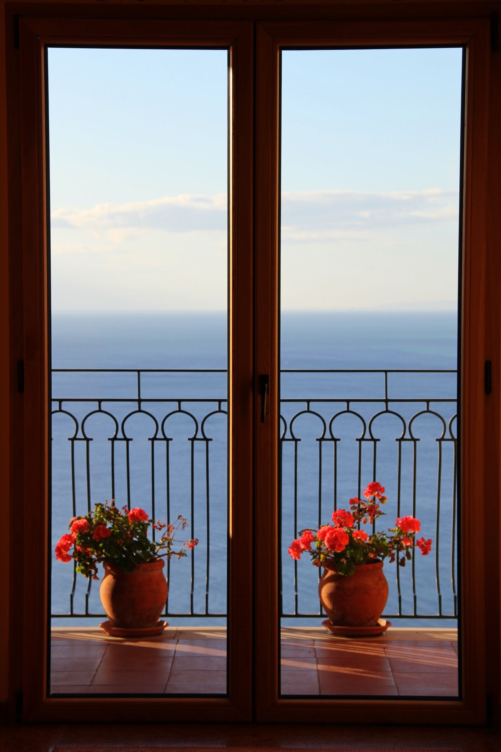 Canon EOS 550D (EOS Rebel T2i / EOS Kiss X4) sample photo. Window, sea, travel photography